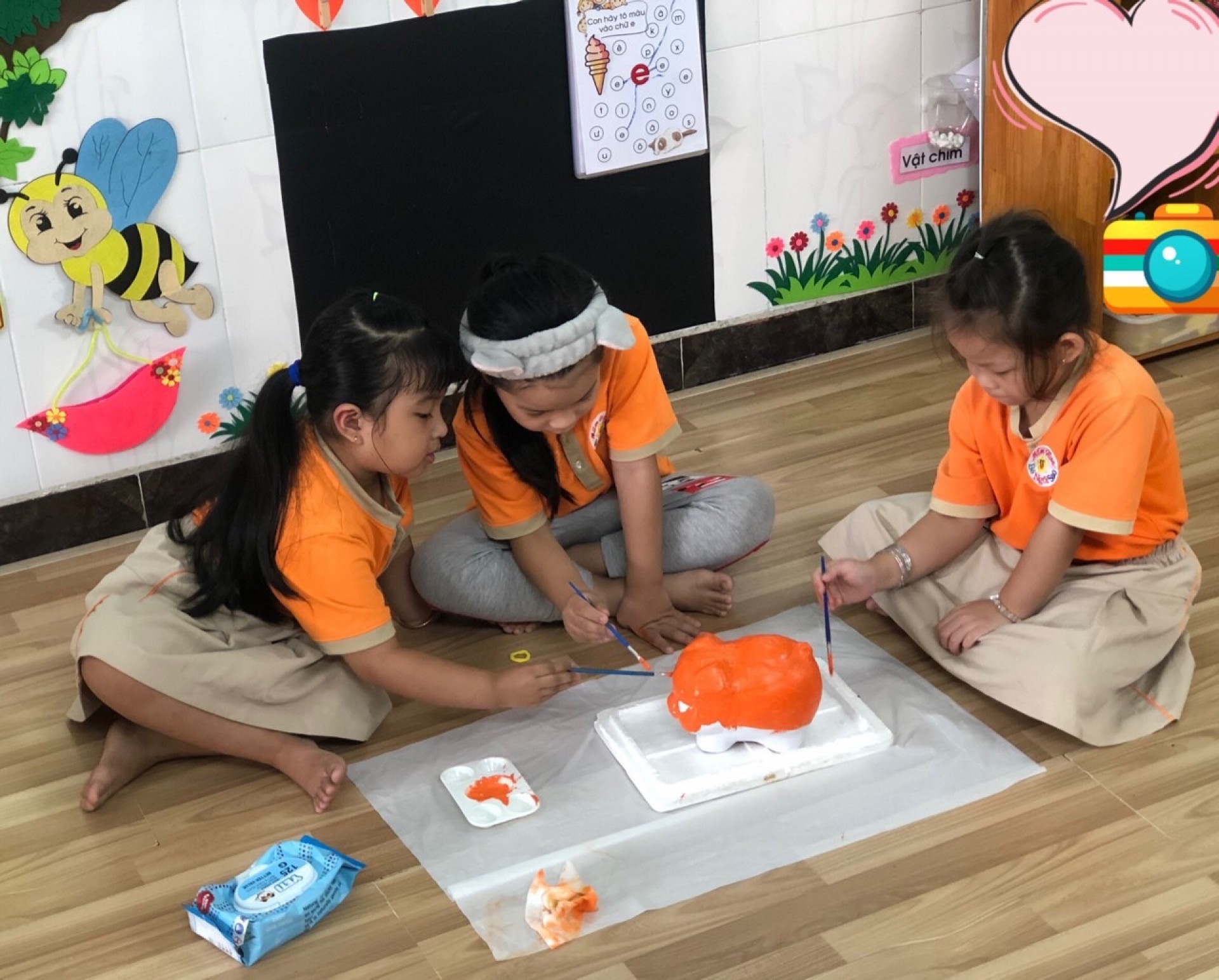 BÉ TRANG TRÍ TẾT 2024