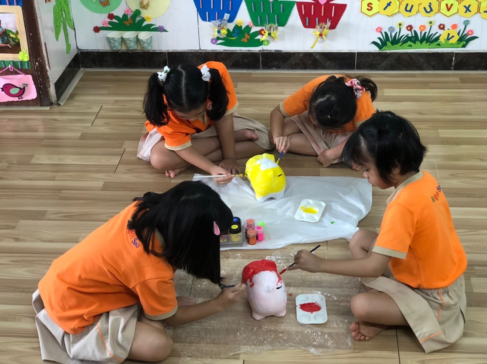 BÉ TRANG TRÍ TẾT 2024