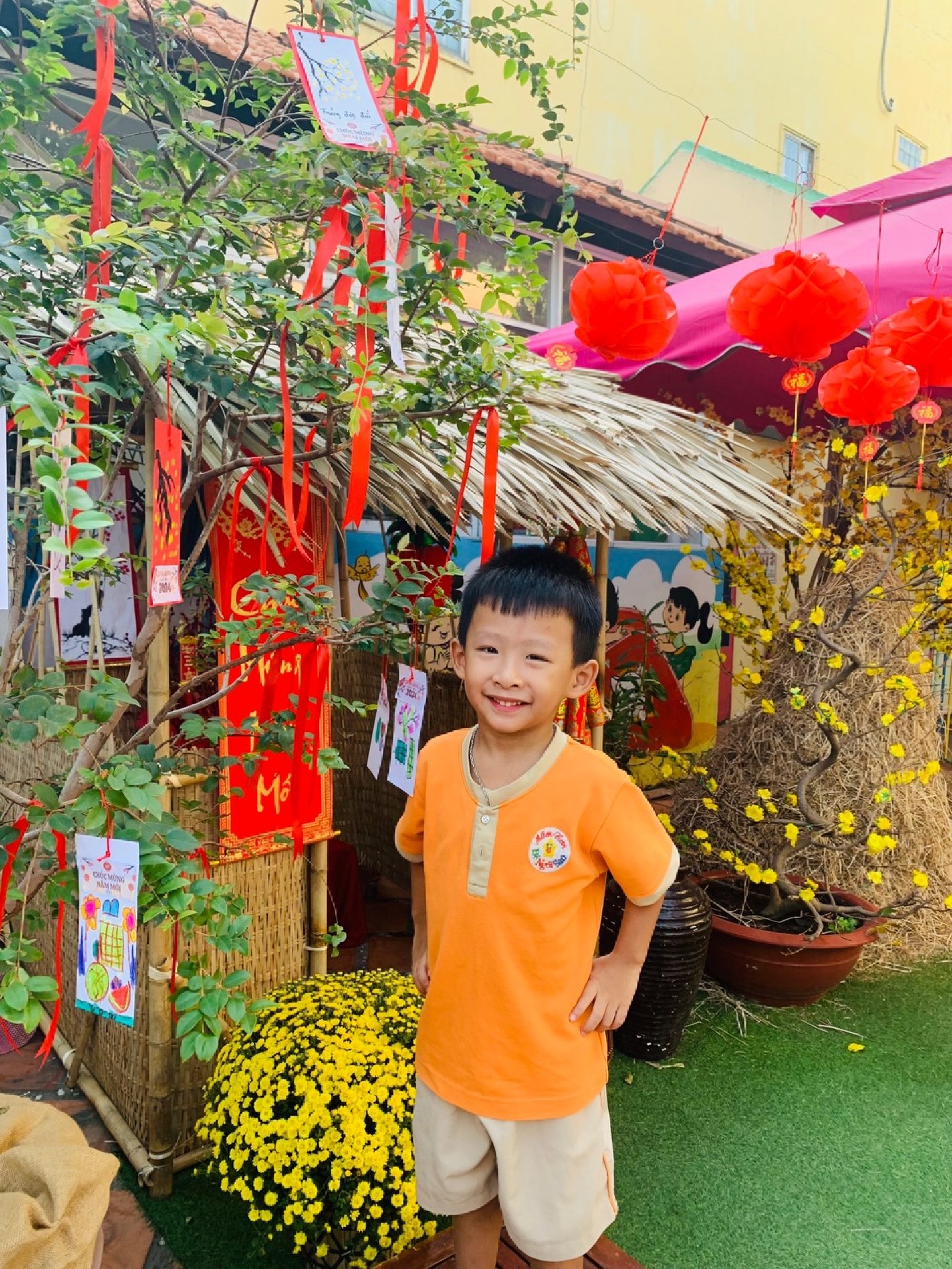 BÉ TRANG TRÍ TẾT 2024