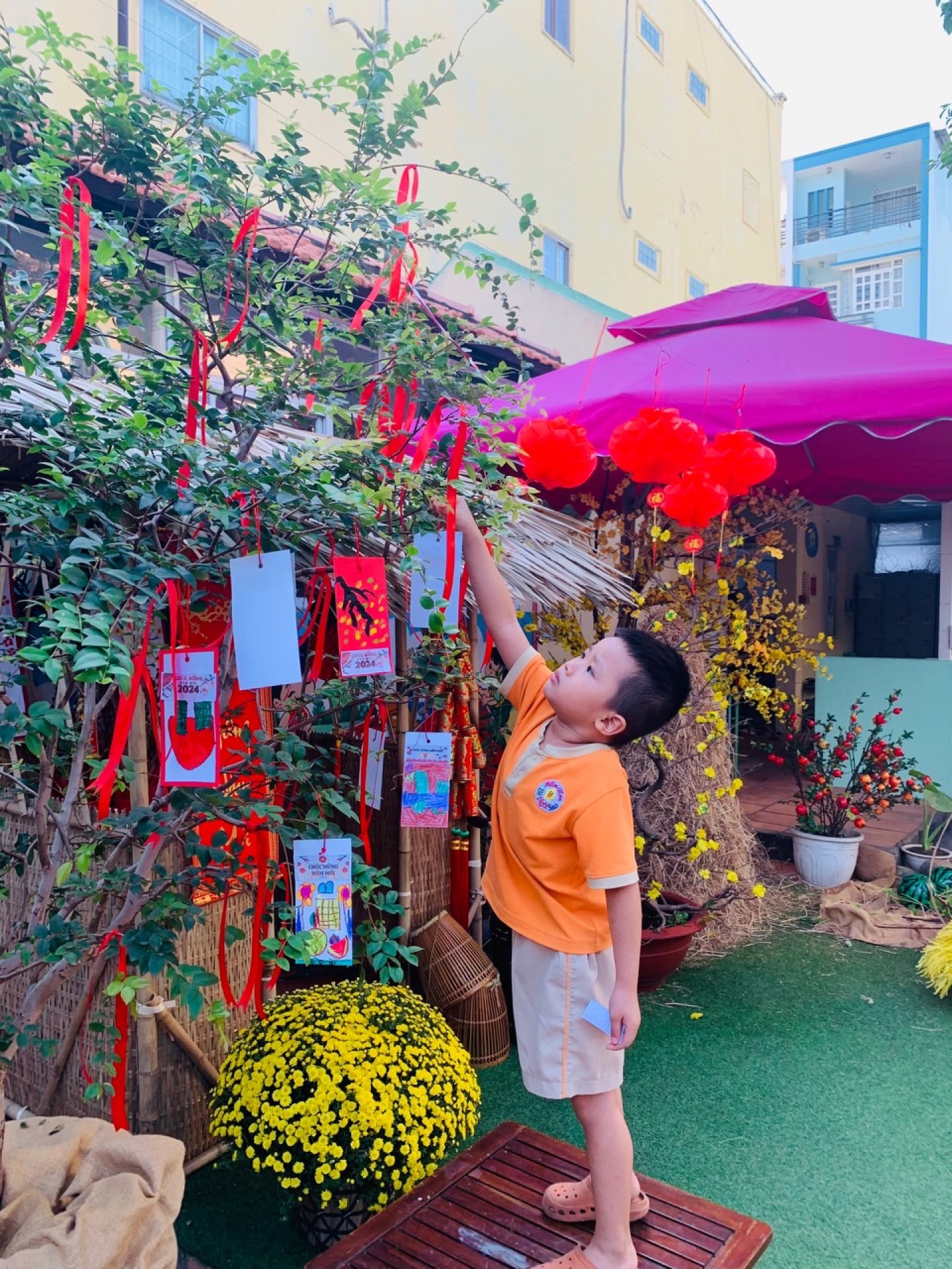 BÉ TRANG TRÍ TẾT 2024