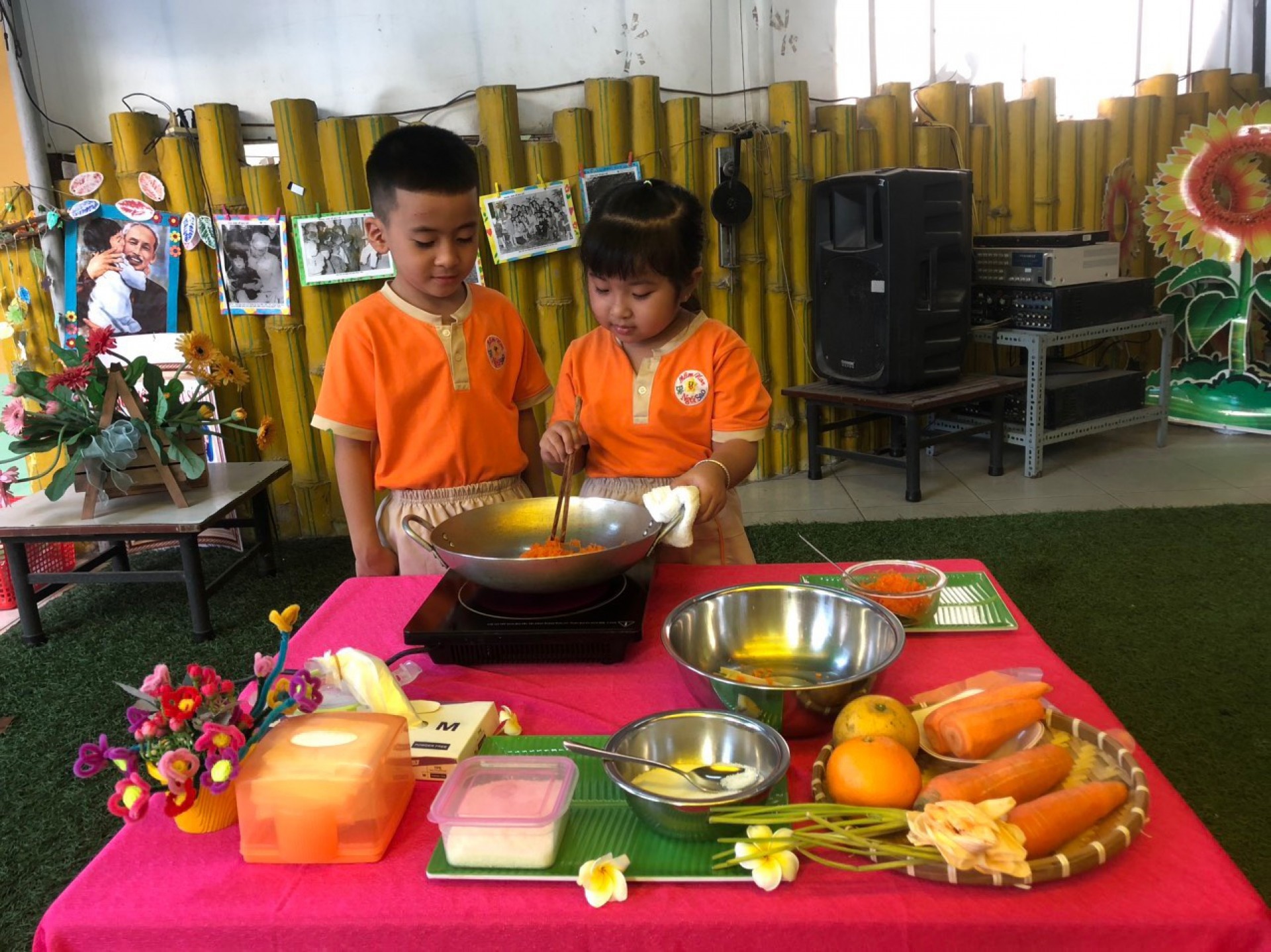 BÉ LÀM BÁNH MỨT NGÀY TẾT 2024