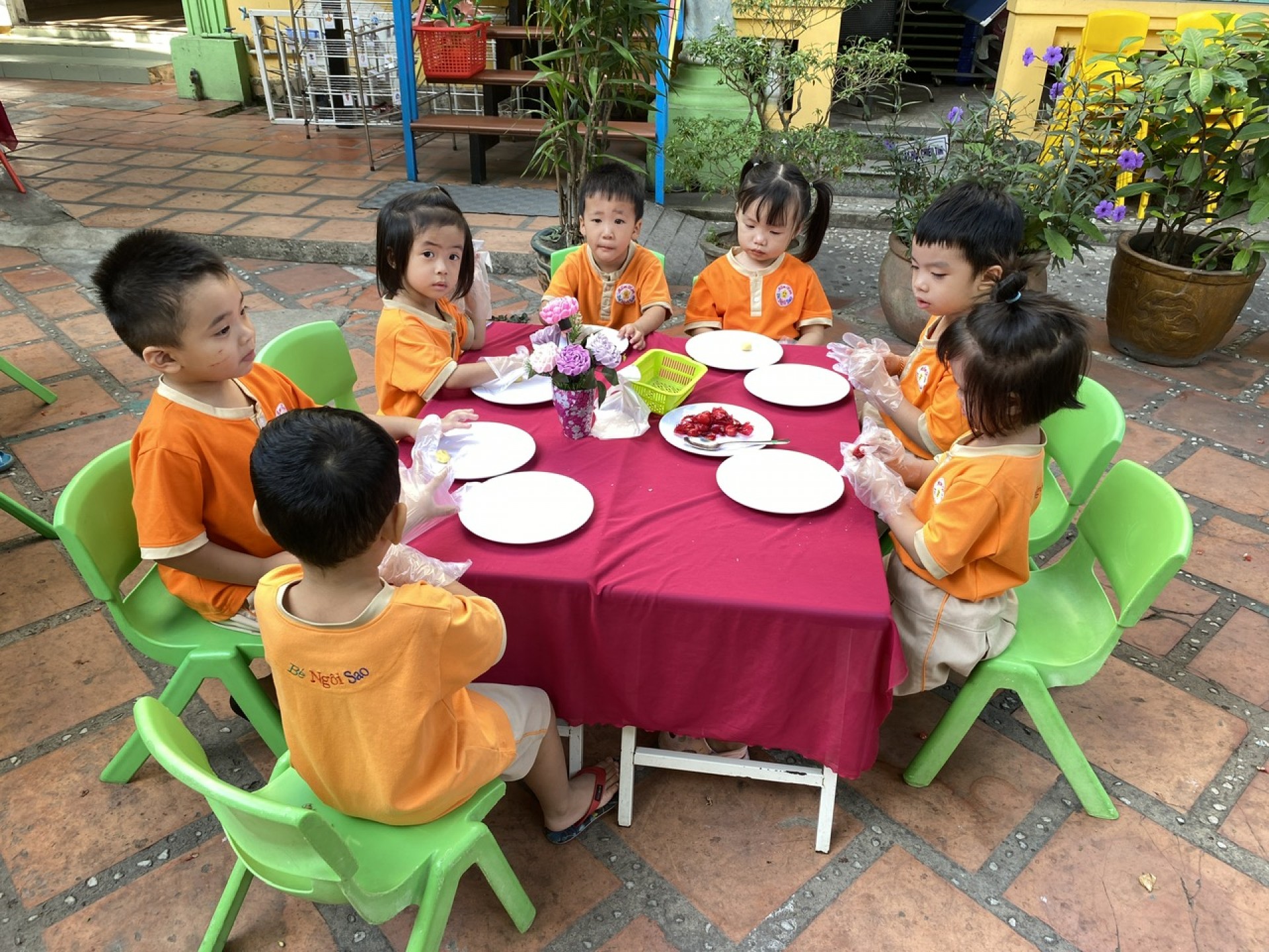 BÉ LÀM BÁNH MỨT NGÀY TẾT 2024