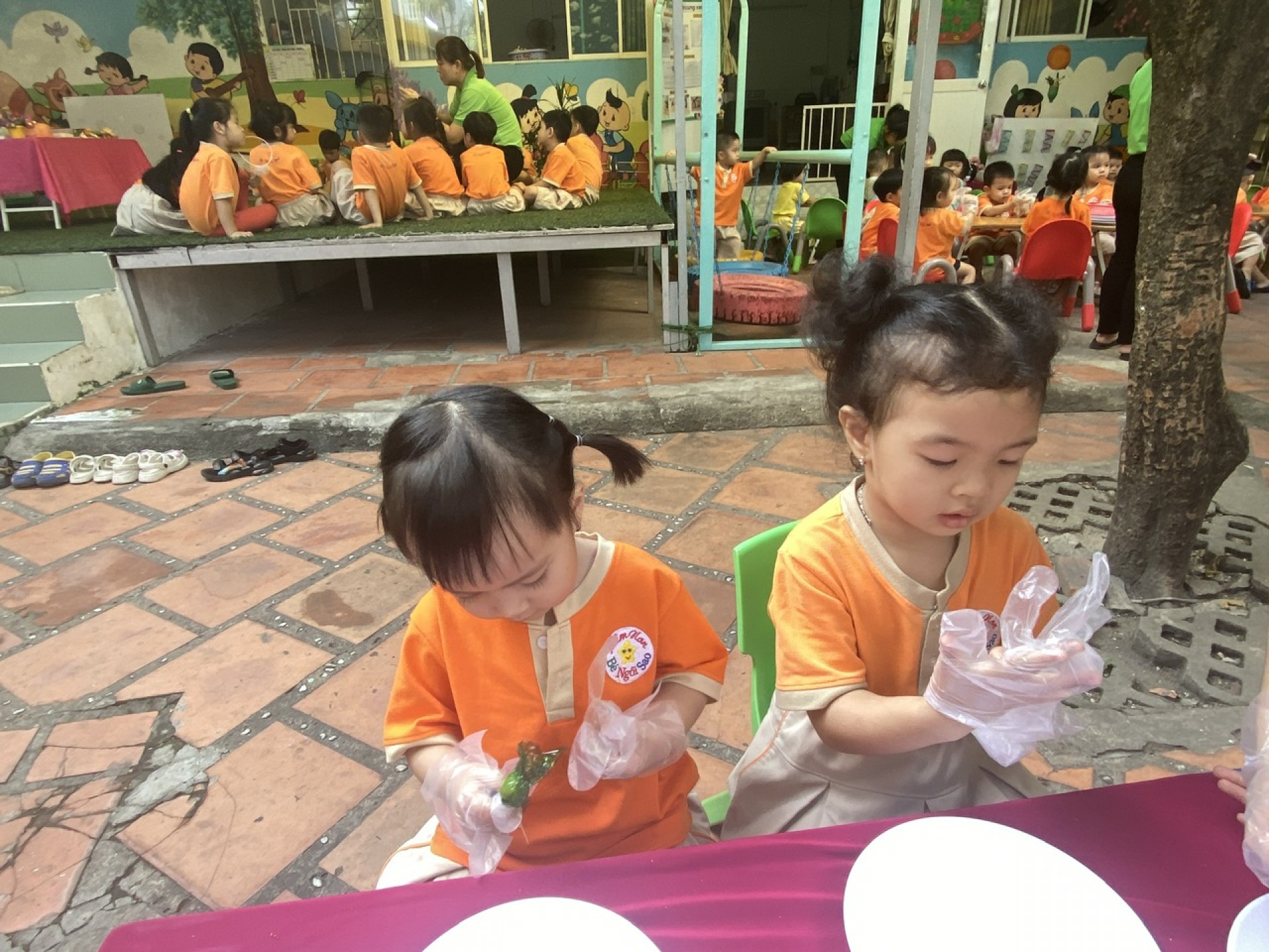 BÉ LÀM BÁNH MỨT NGÀY TẾT 2024