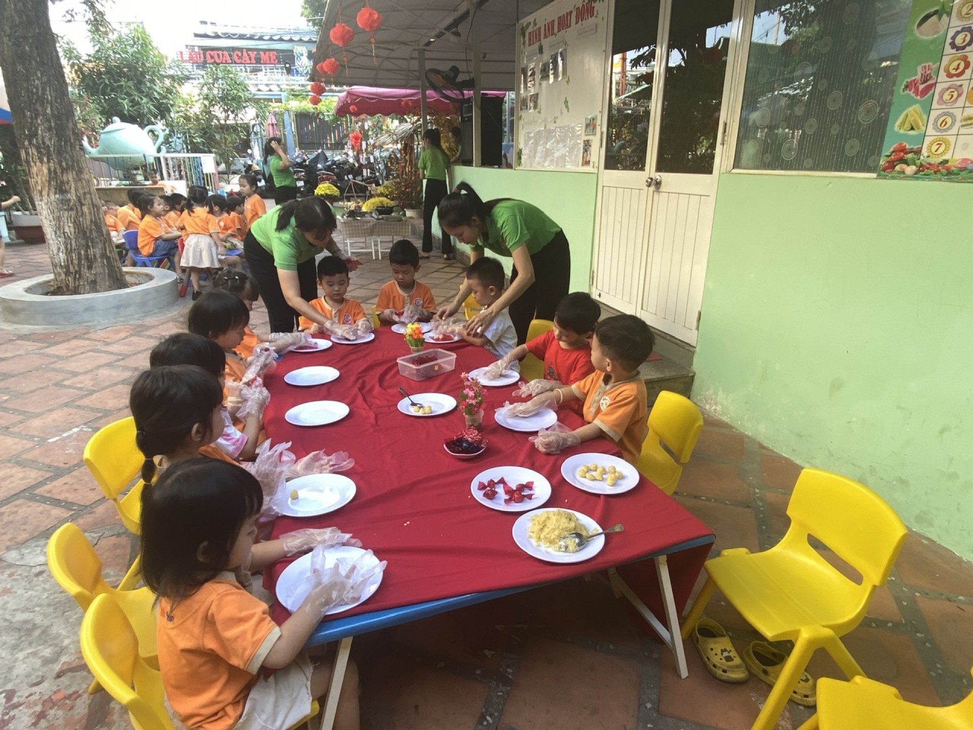 BÉ LÀM BÁNH MỨT NGÀY TẾT 2024