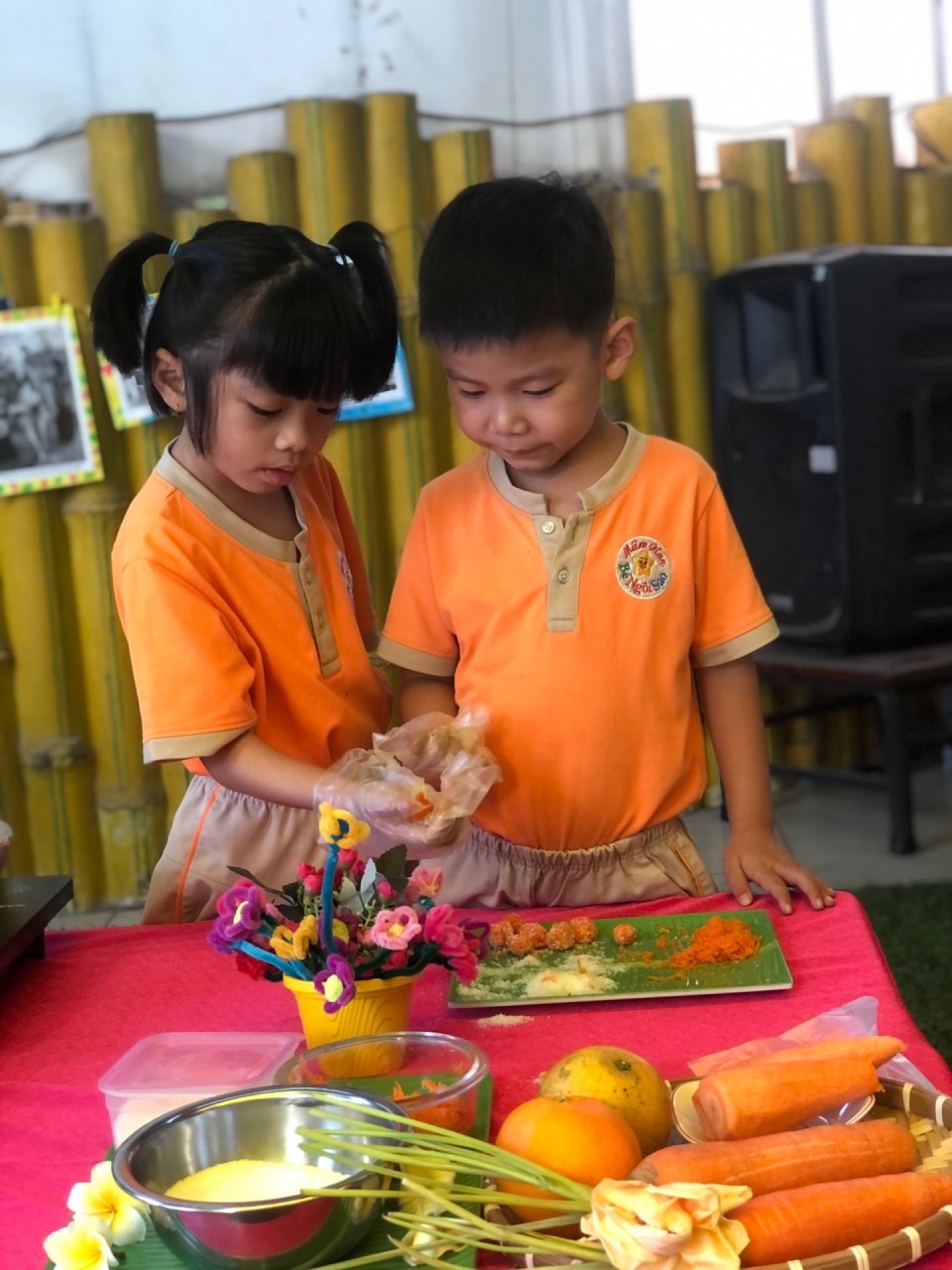 BÉ LÀM BÁNH MỨT NGÀY TẾT 2024