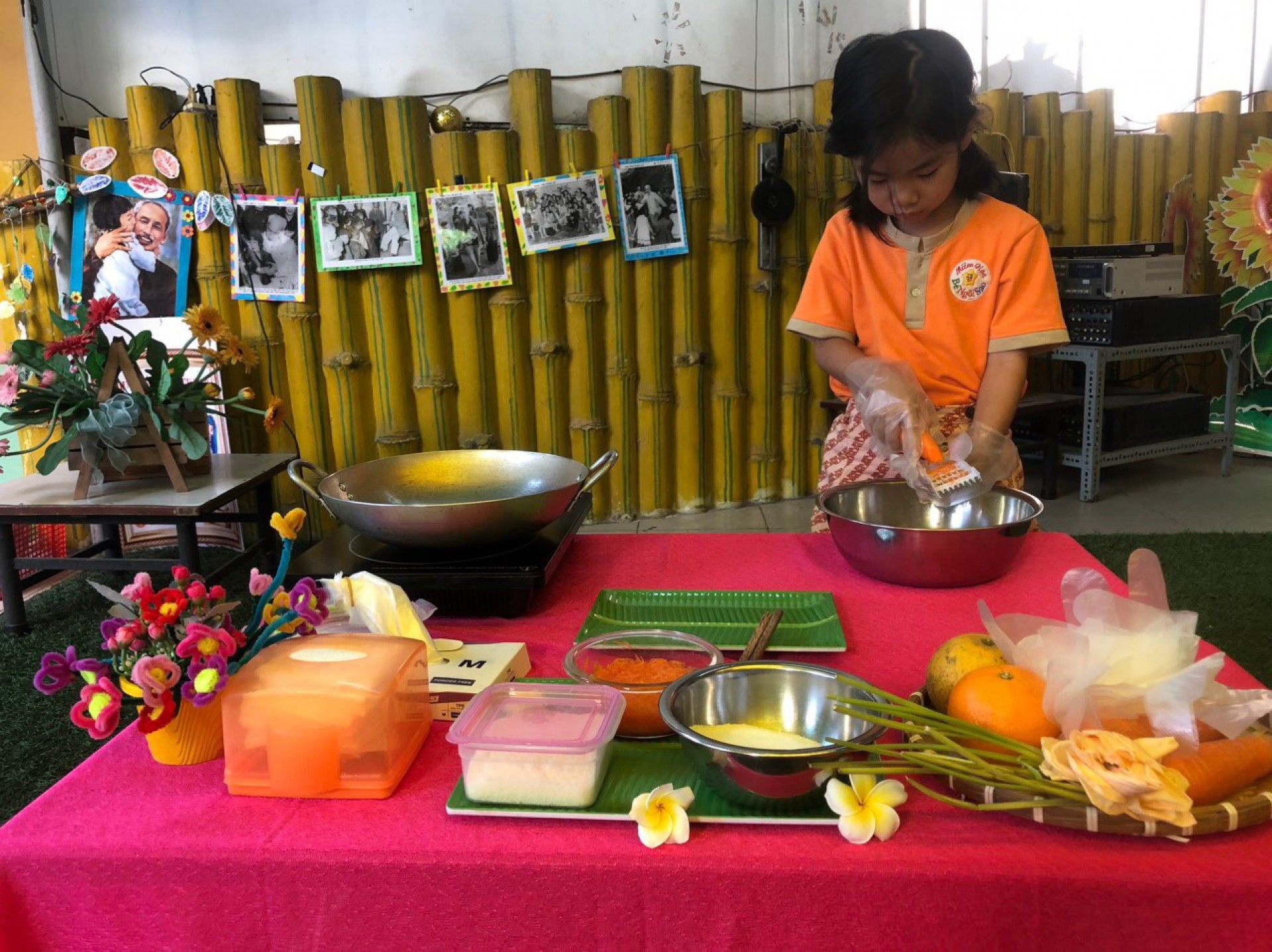 BÉ LÀM BÁNH MỨT NGÀY TẾT 2024