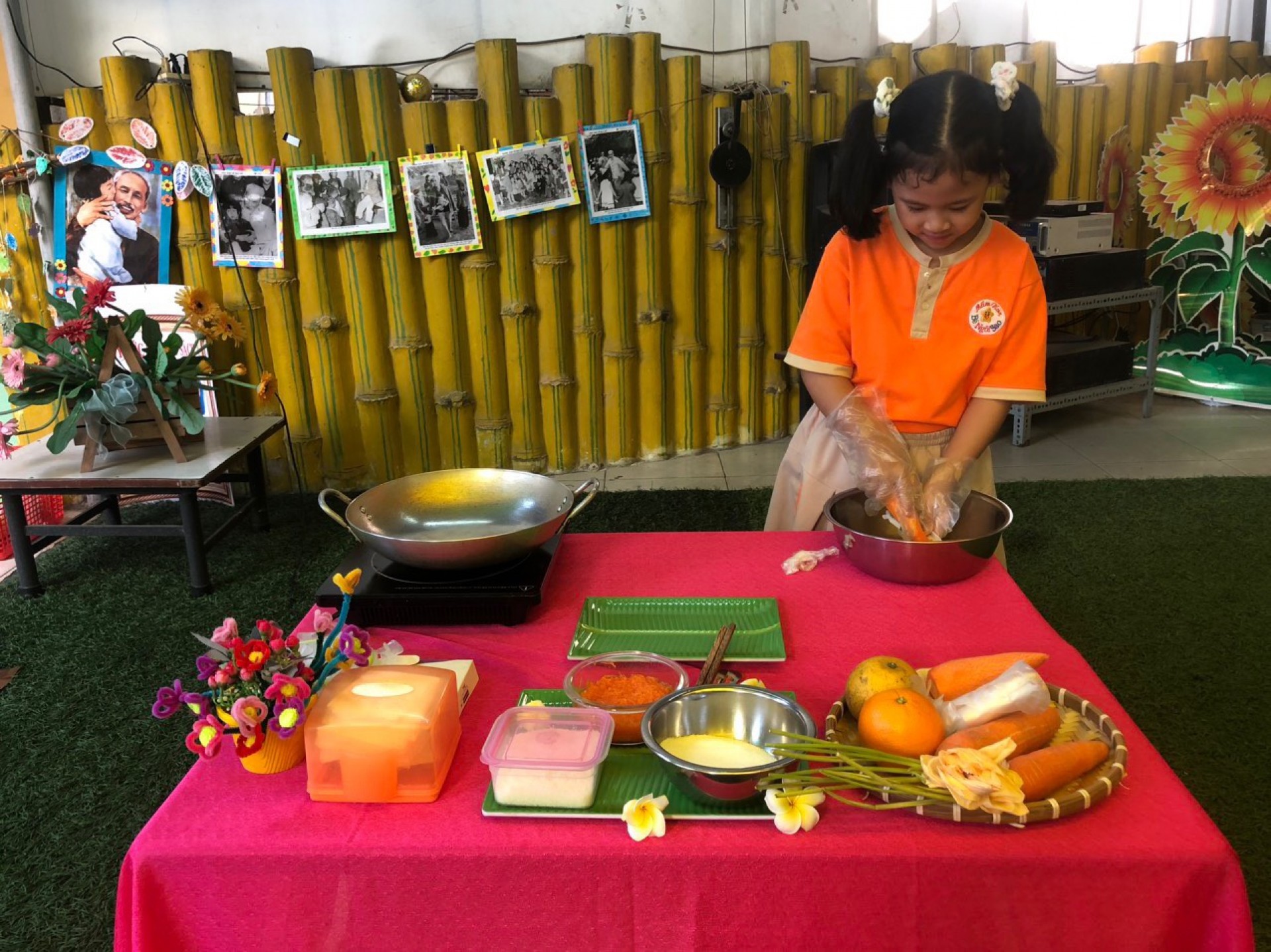 BÉ LÀM BÁNH MỨT NGÀY TẾT 2024