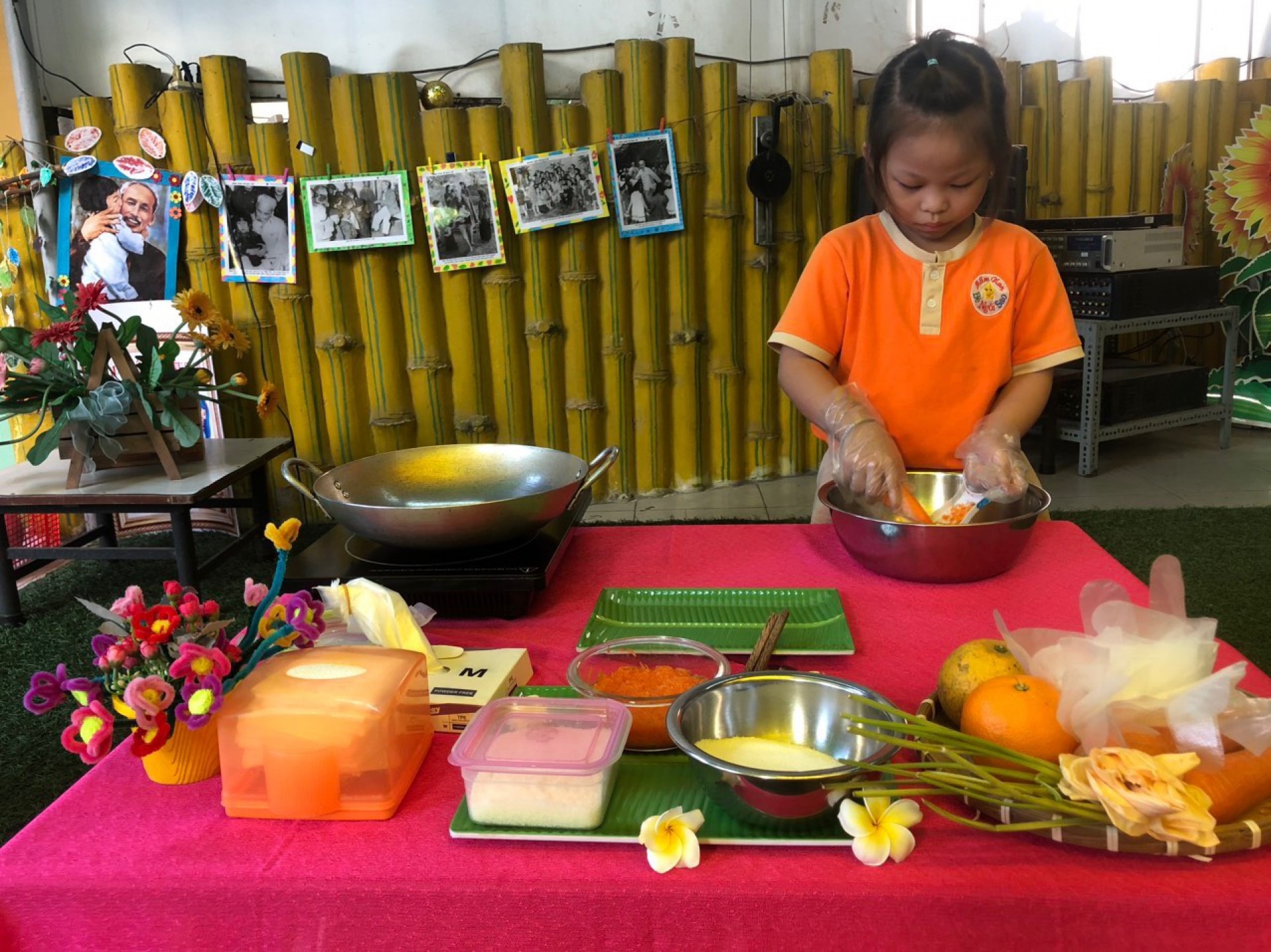 BÉ LÀM BÁNH MỨT NGÀY TẾT 2024