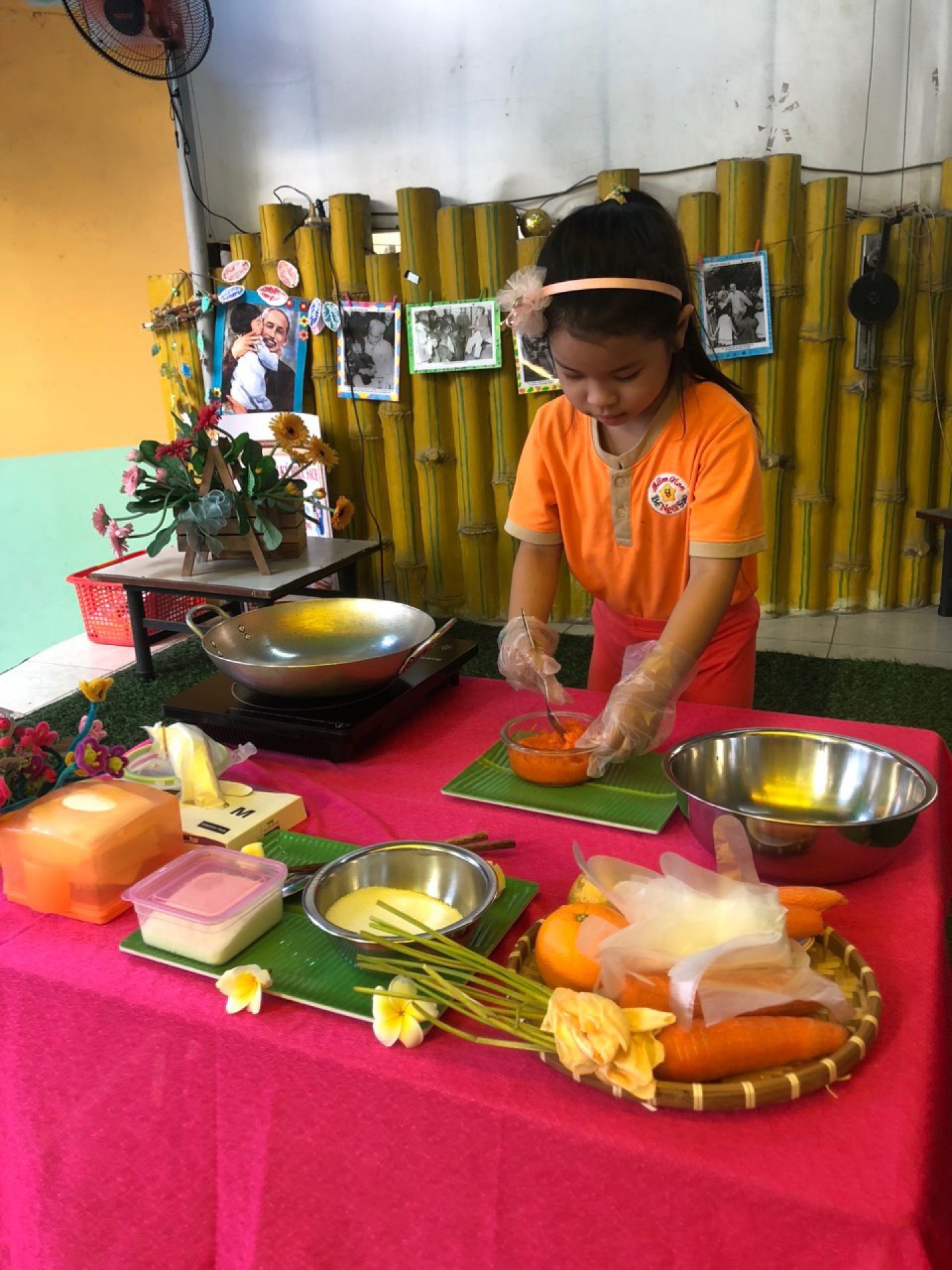 BÉ LÀM BÁNH MỨT NGÀY TẾT 2024