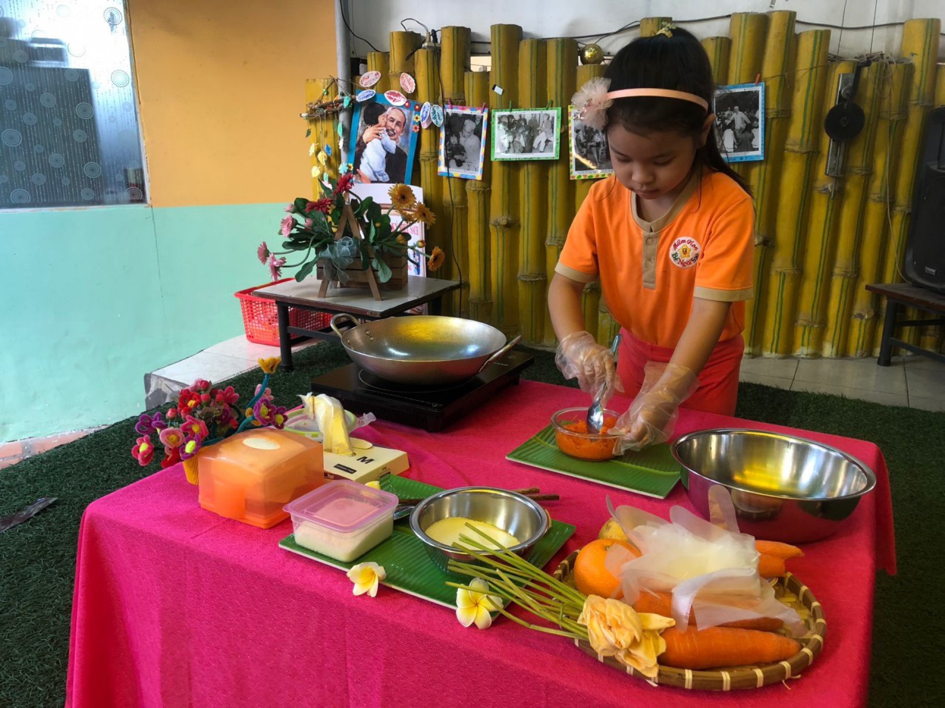 BÉ LÀM BÁNH MỨT NGÀY TẾT 2024