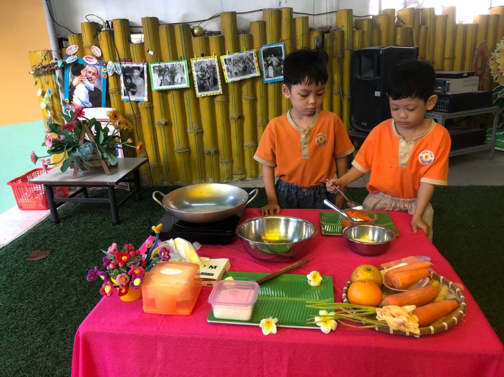 BÉ LÀM BÁNH MỨT NGÀY TẾT 2024