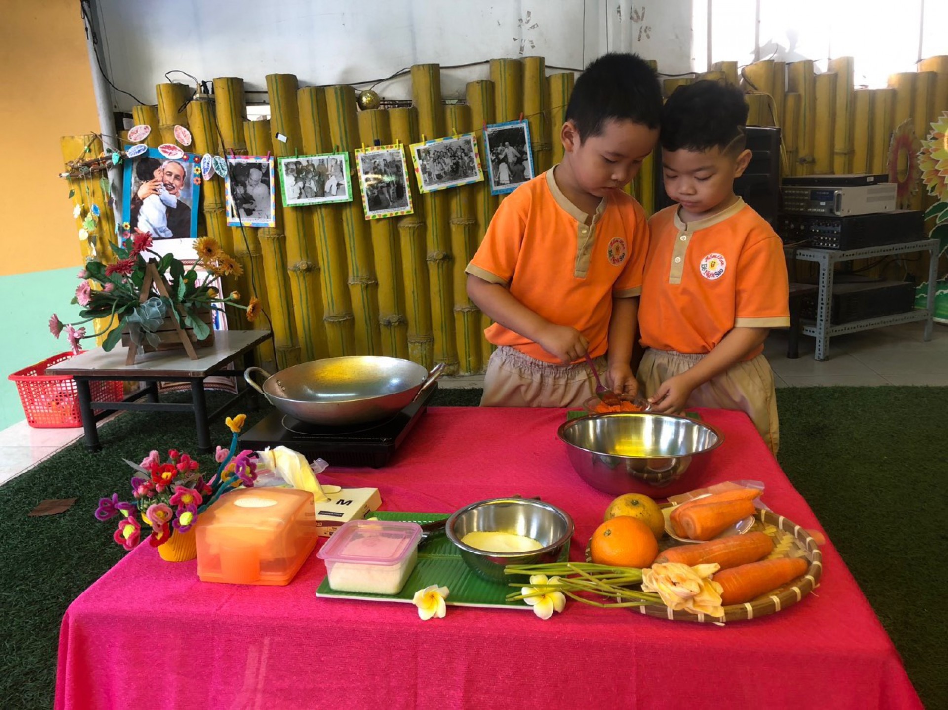 BÉ LÀM BÁNH MỨT NGÀY TẾT 2024