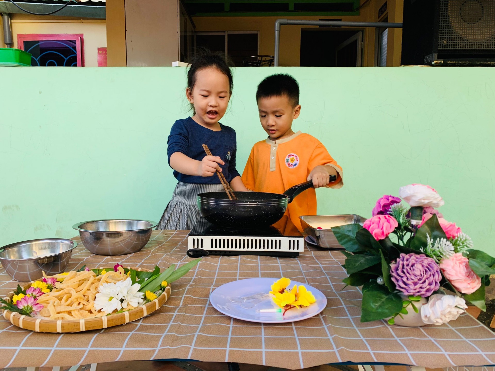 BÉ LÀM BÁNH MỨT NGÀY TẾT 2024