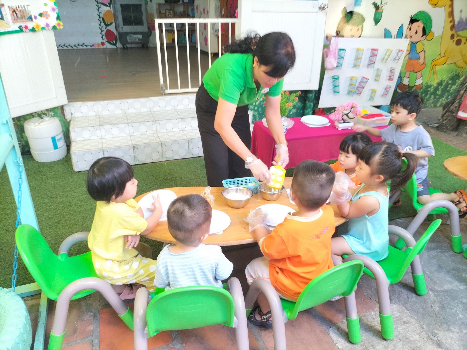 BÉ LÀM BÁNH MỨT NGÀY TẾT 2024