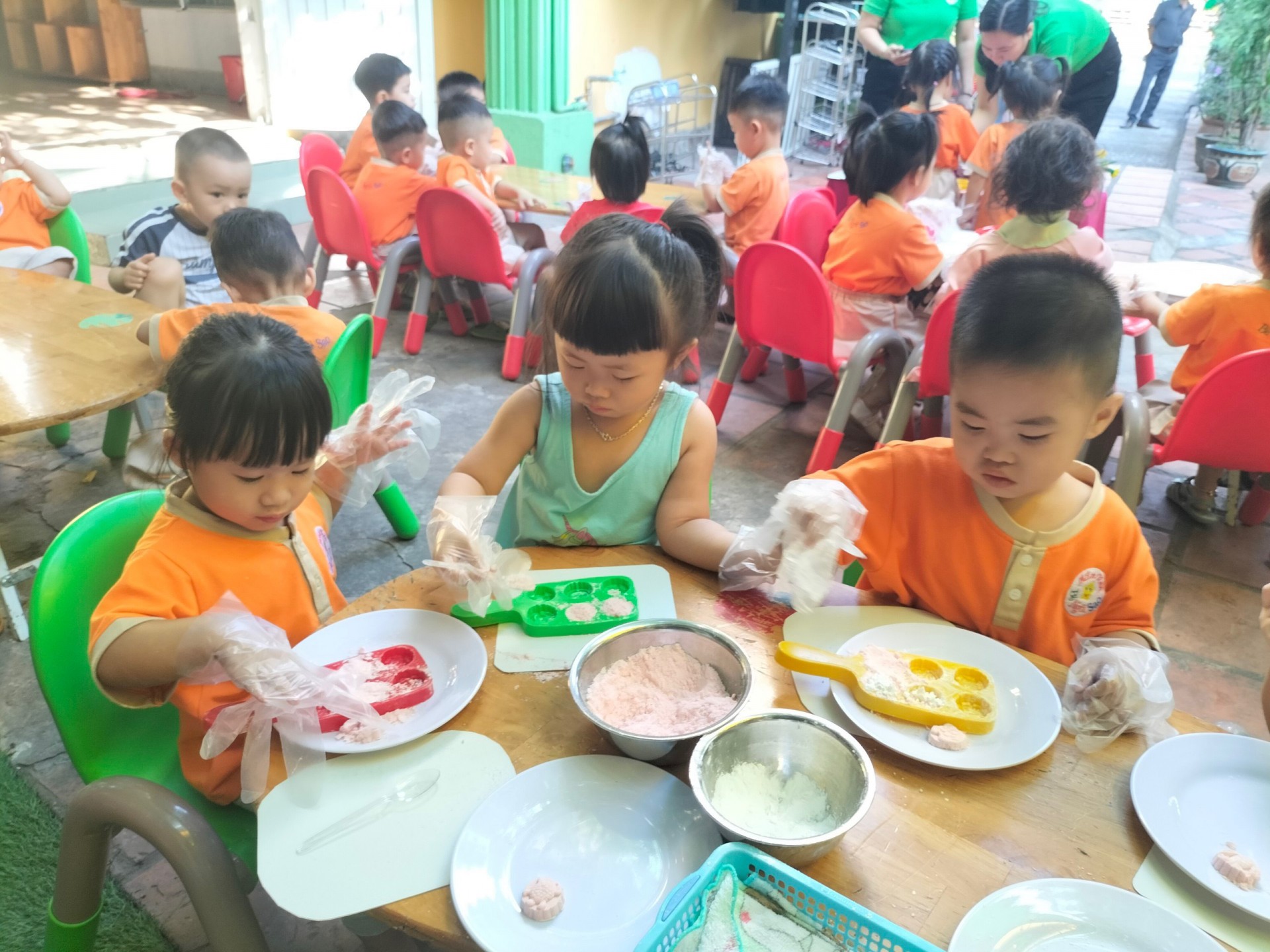 BÉ LÀM BÁNH MỨT NGÀY TẾT 2024