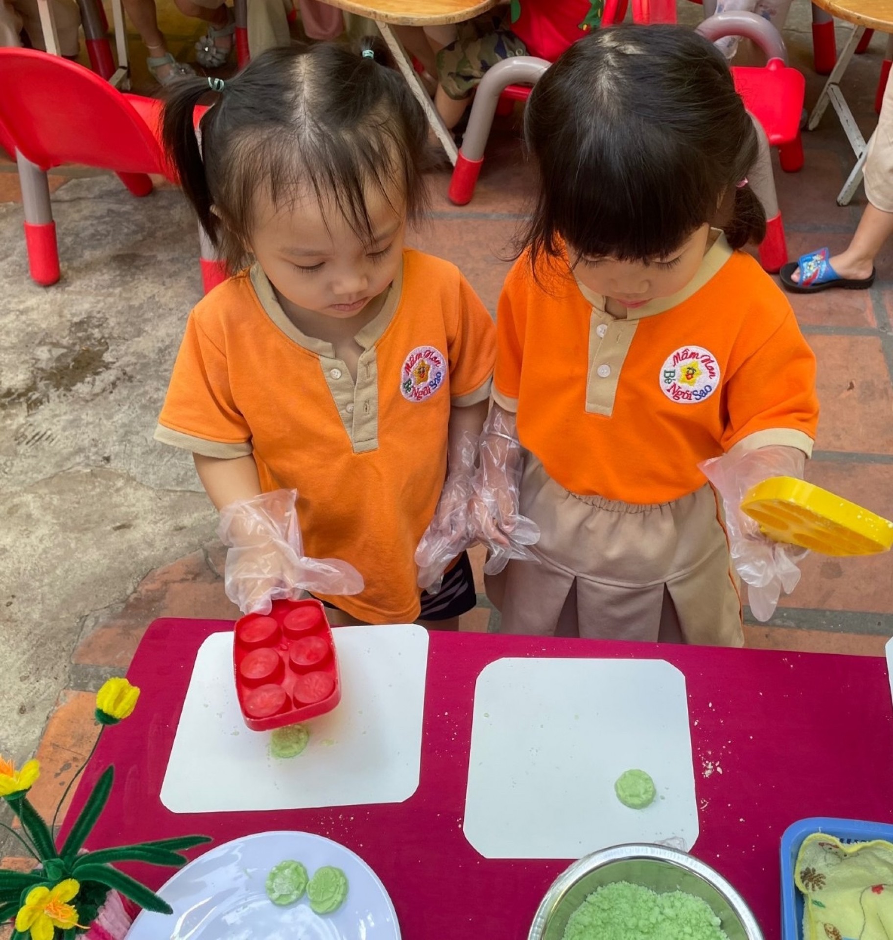 BÉ LÀM BÁNH MỨT NGÀY TẾT 2024