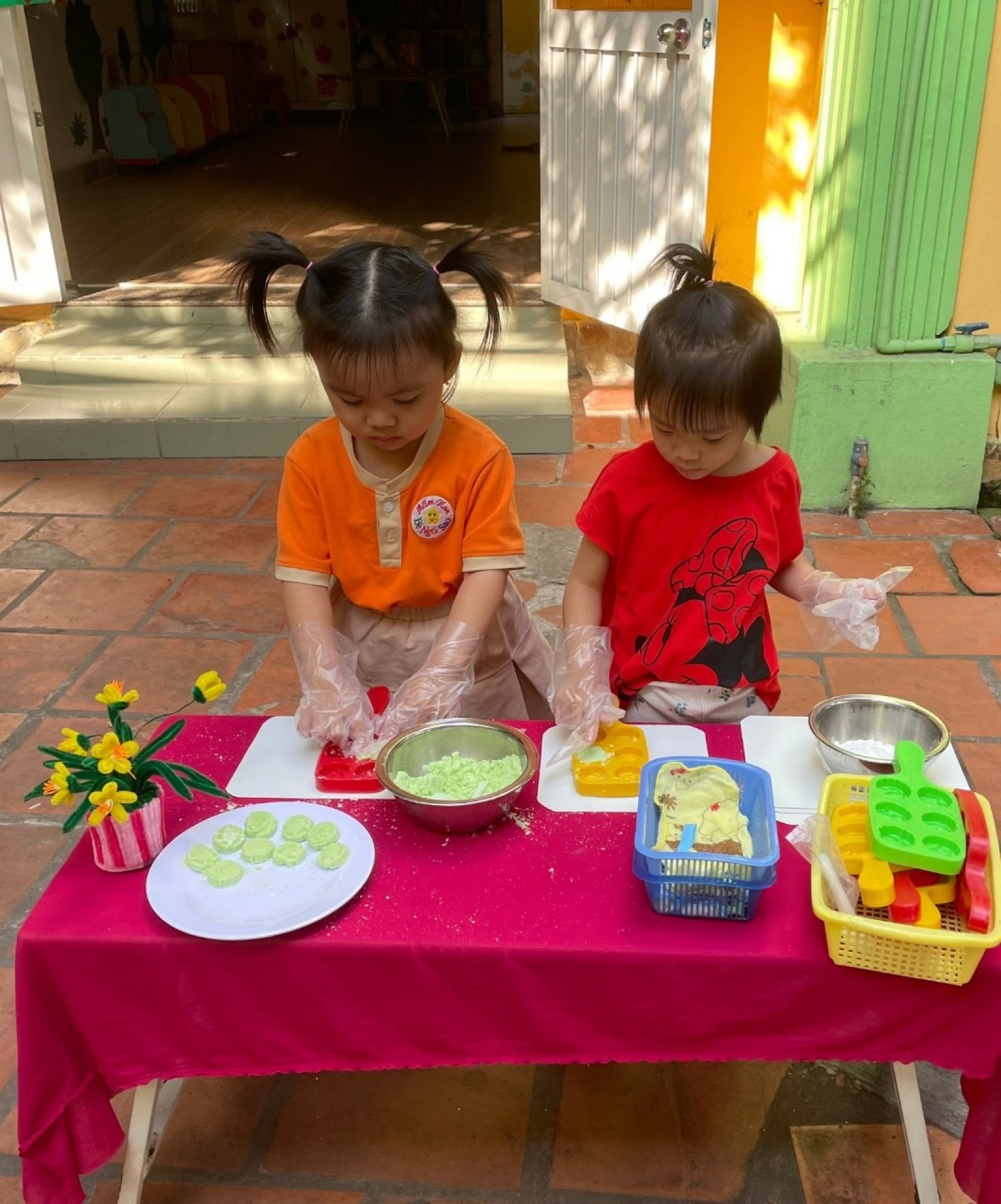 BÉ LÀM BÁNH MỨT NGÀY TẾT 2024