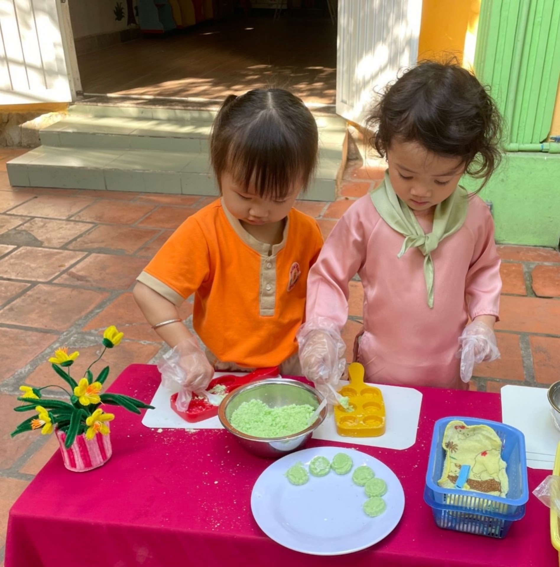 BÉ LÀM BÁNH MỨT NGÀY TẾT 2024