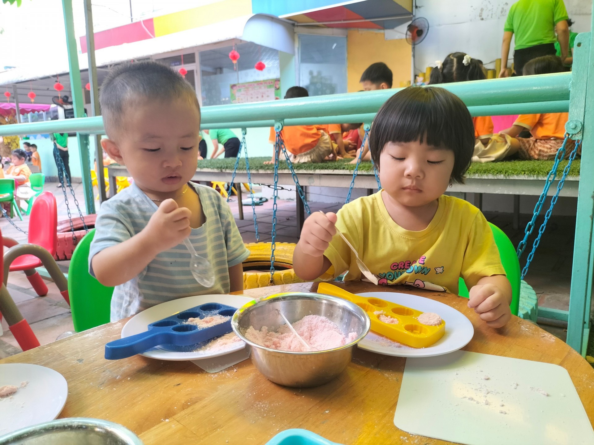 BÉ LÀM BÁNH MỨT NGÀY TẾT 2024