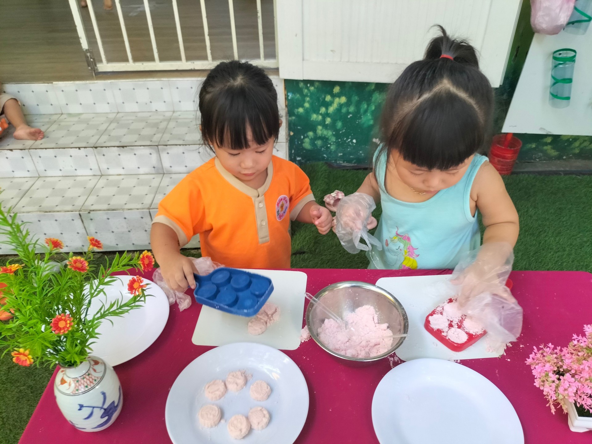 BÉ LÀM BÁNH MỨT NGÀY TẾT 2024