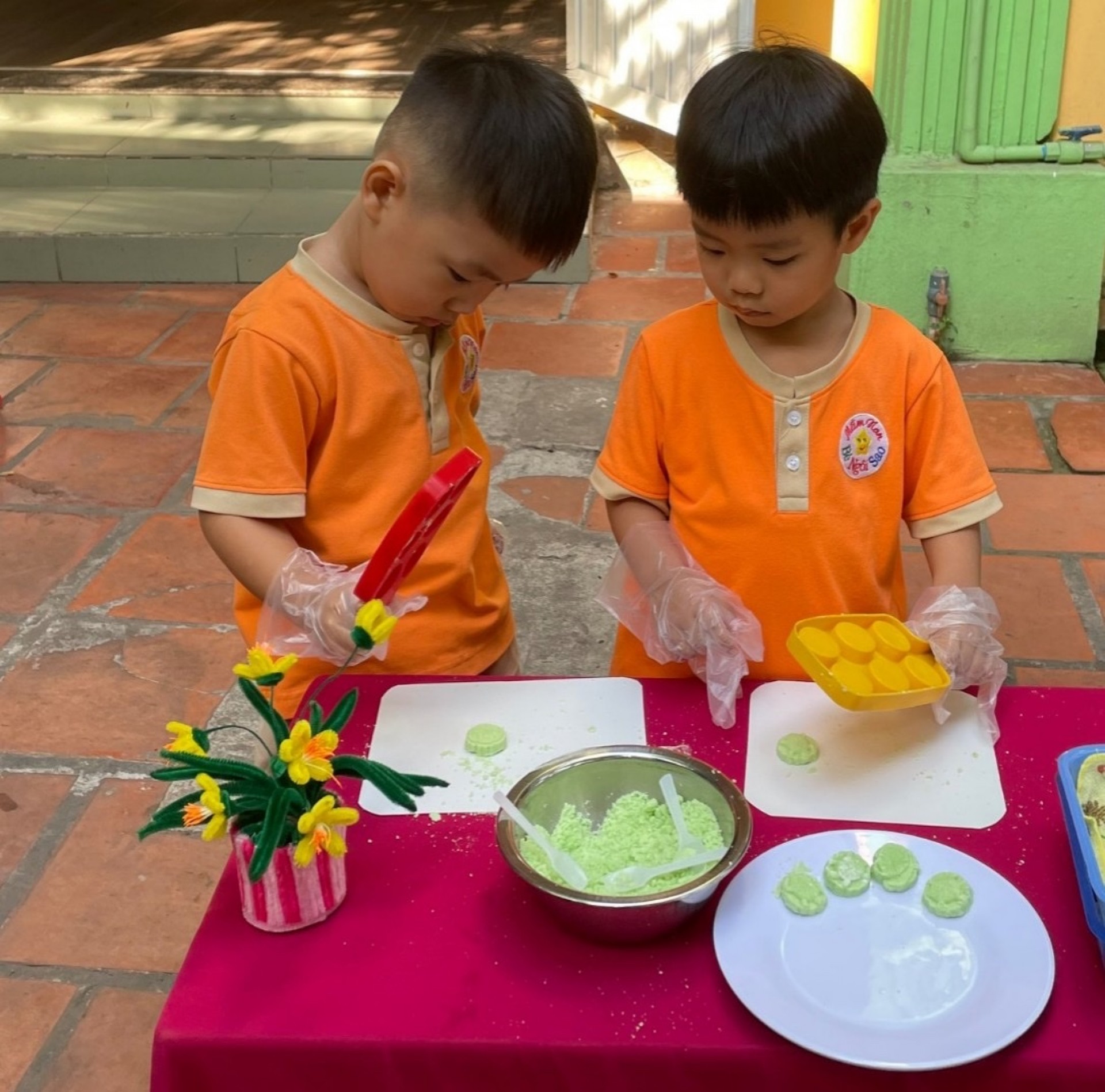 BÉ LÀM BÁNH MỨT NGÀY TẾT 2024