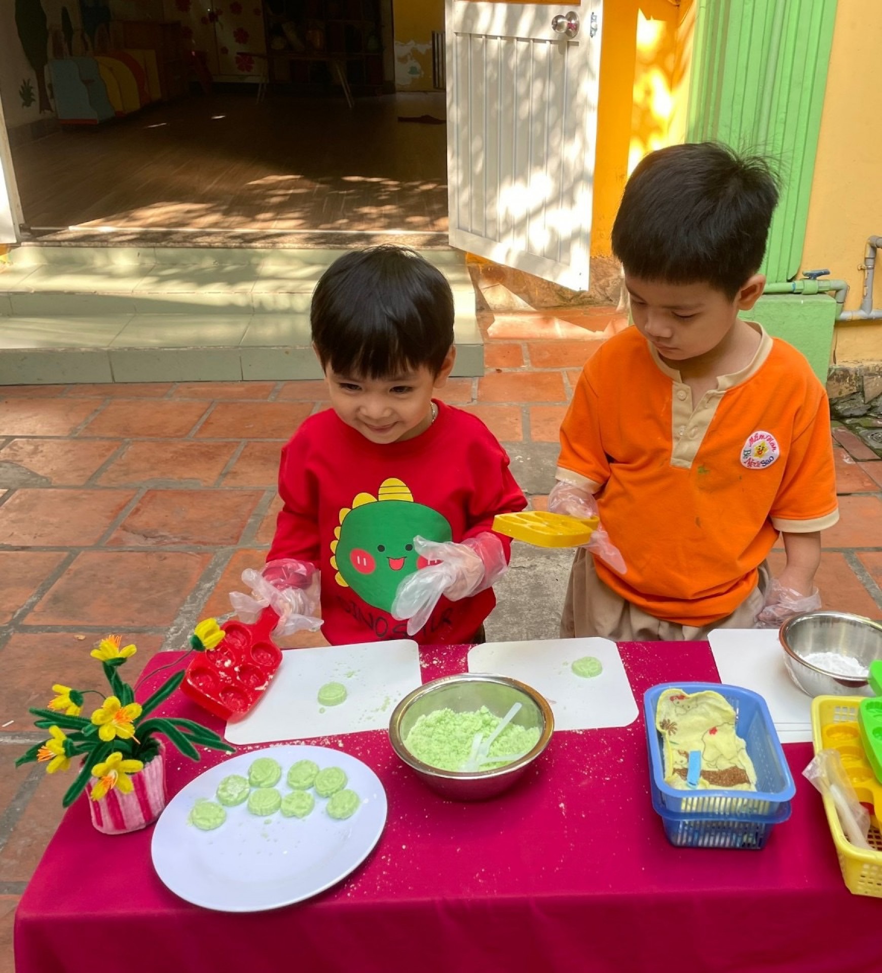 BÉ LÀM BÁNH MỨT NGÀY TẾT 2024