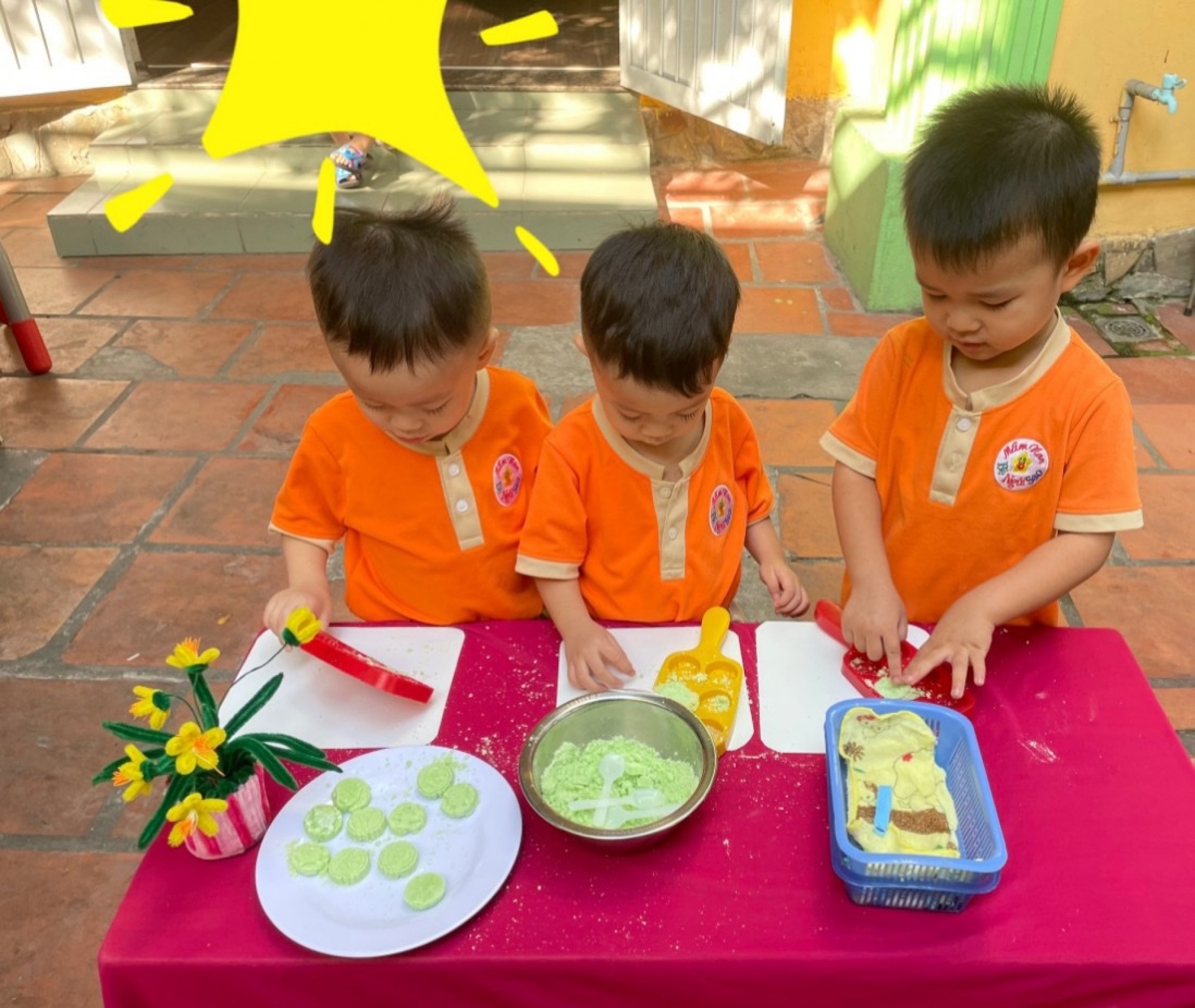 BÉ LÀM BÁNH MỨT NGÀY TẾT 2024