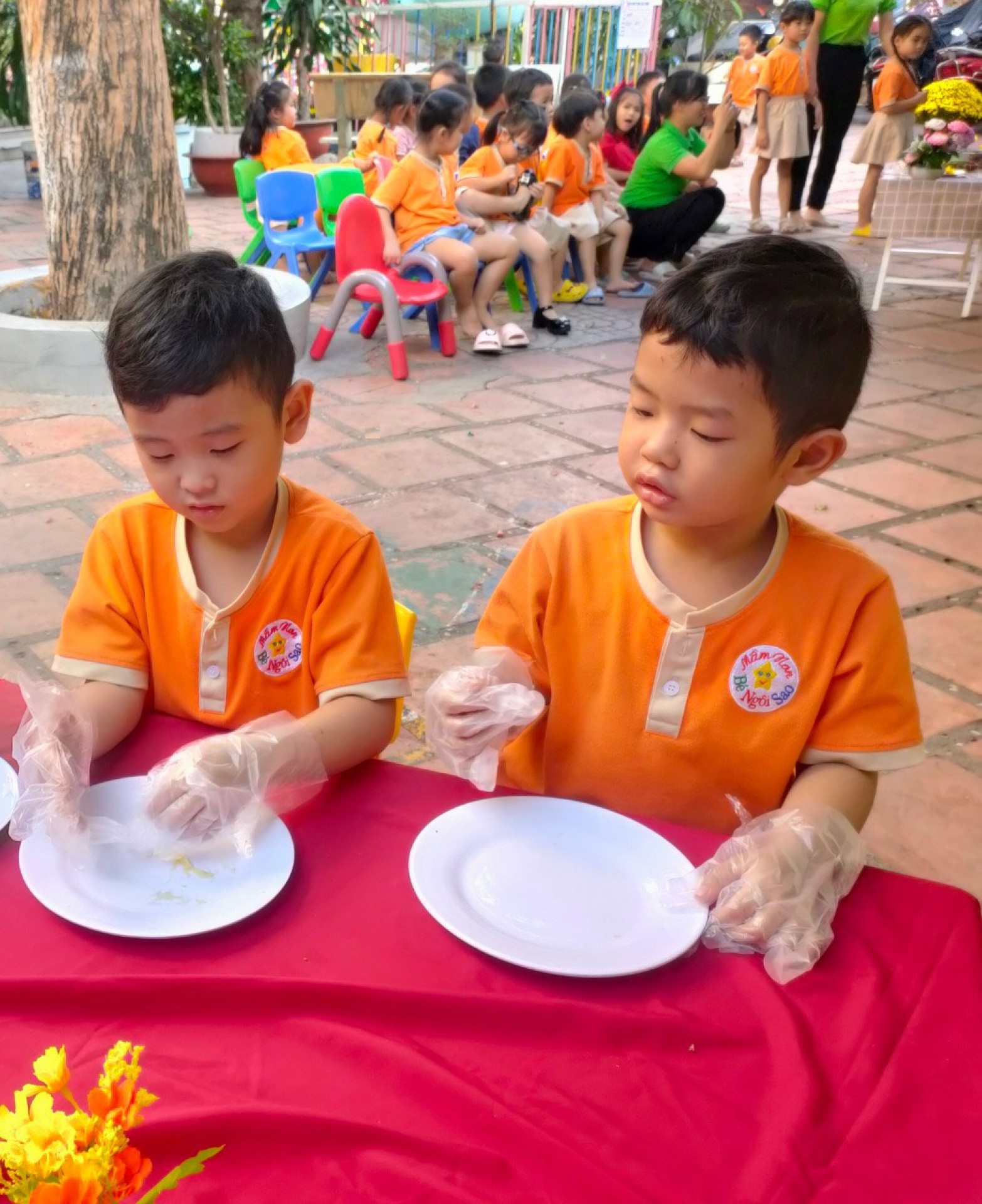 BÉ LÀM BÁNH MỨT NGÀY TẾT 2024