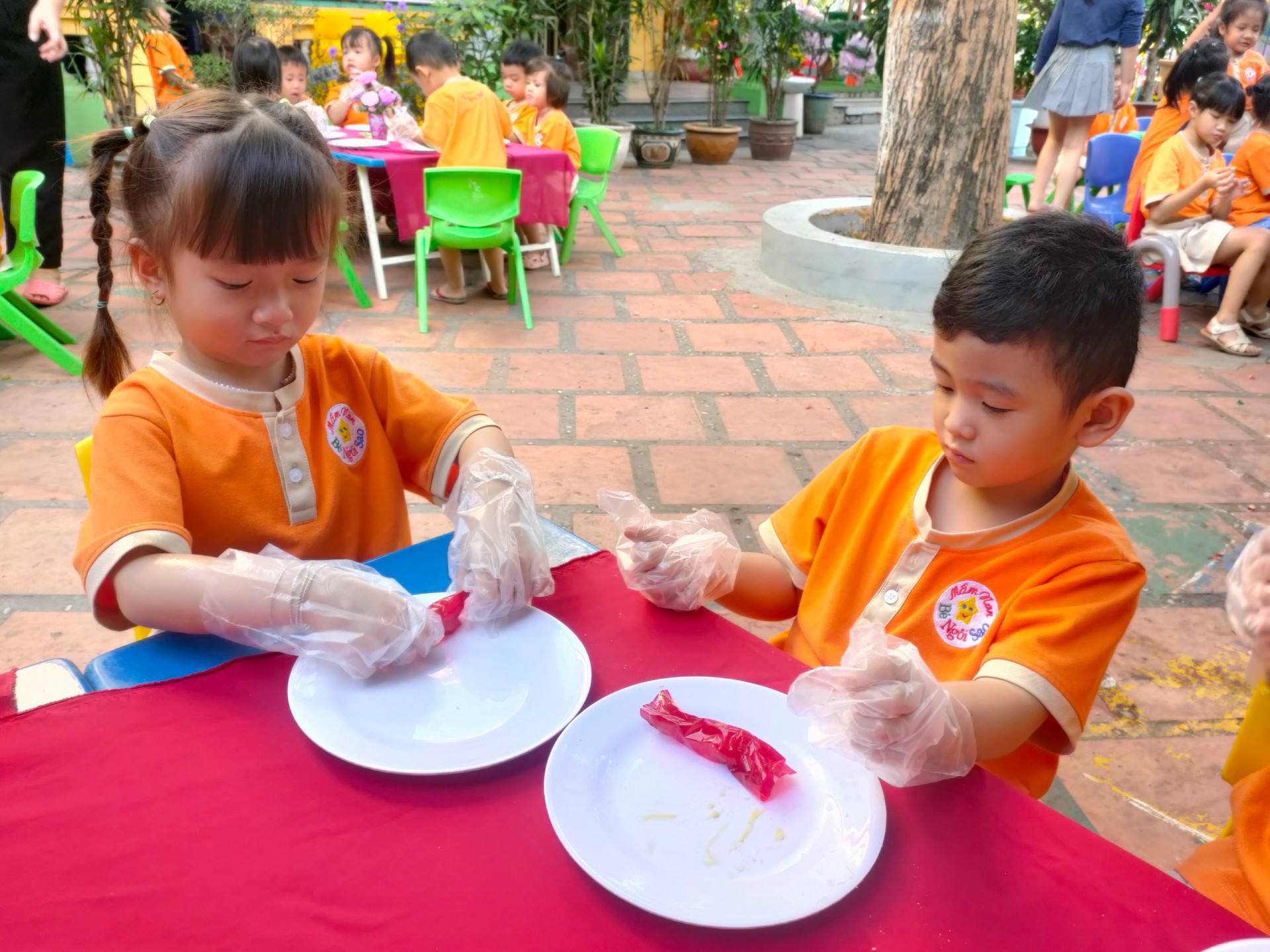 BÉ LÀM BÁNH MỨT NGÀY TẾT 2024