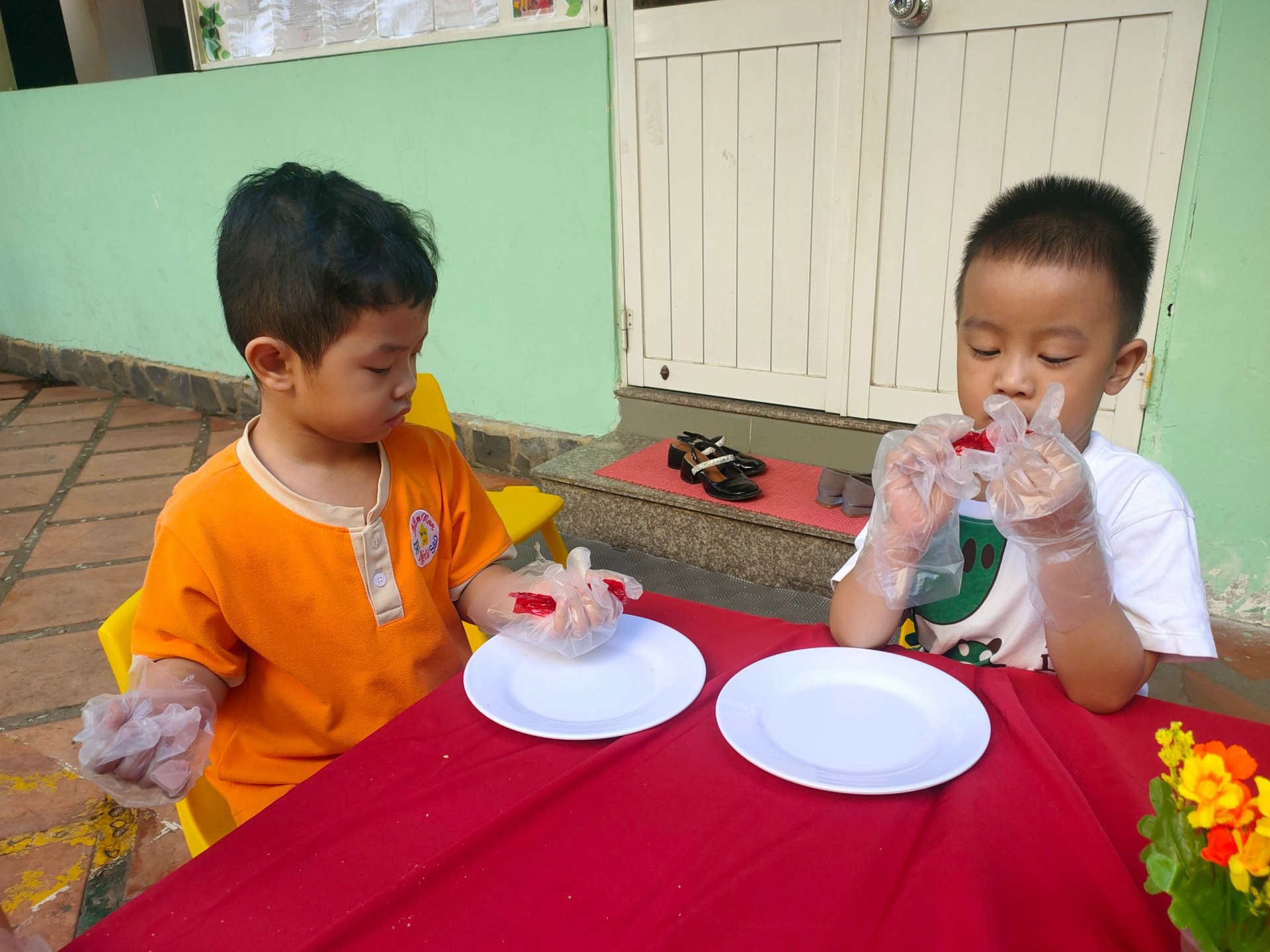 BÉ LÀM BÁNH MỨT NGÀY TẾT 2024