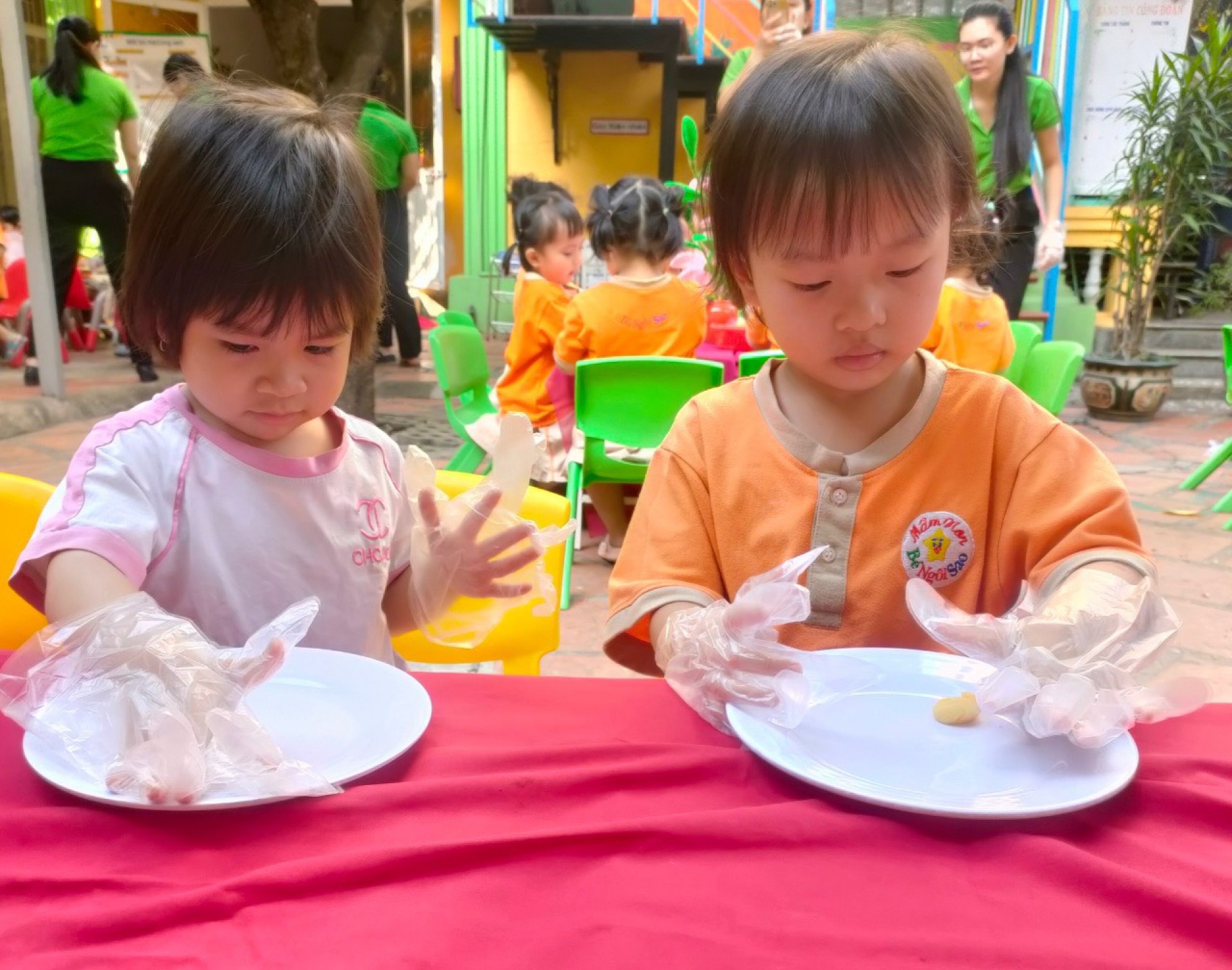 BÉ LÀM BÁNH MỨT NGÀY TẾT 2024