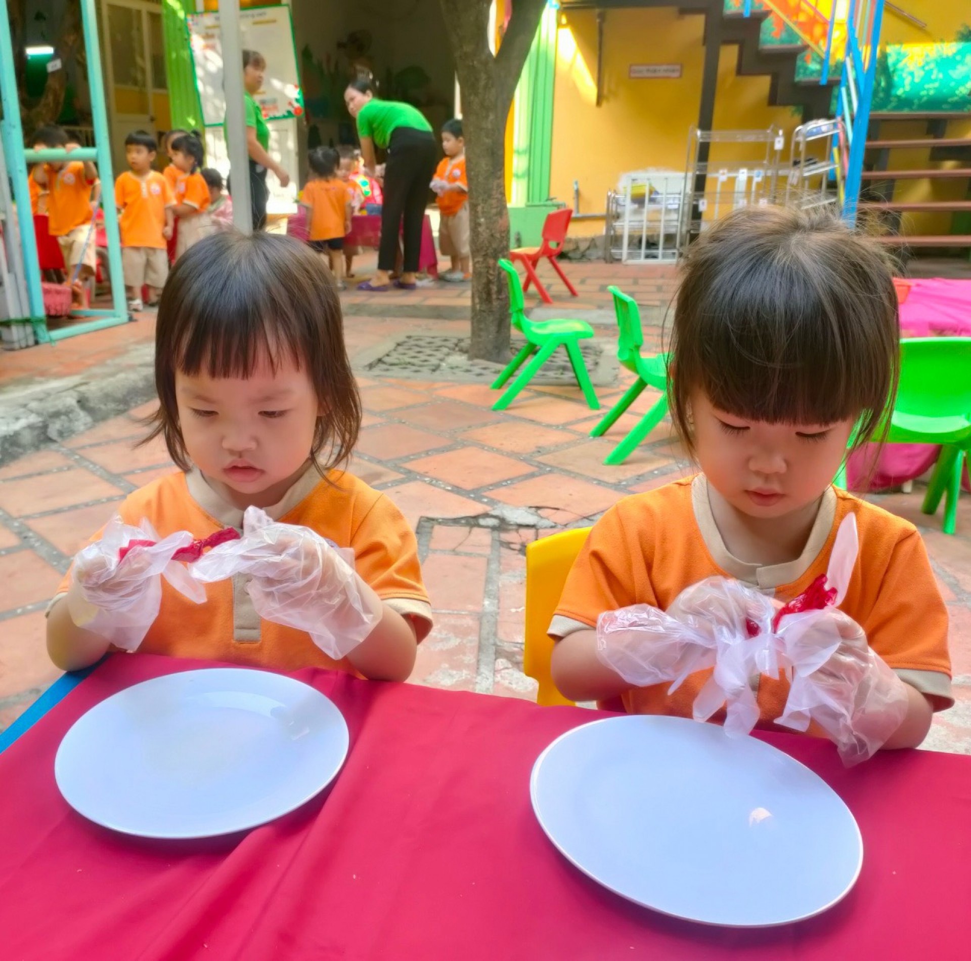 BÉ LÀM BÁNH MỨT NGÀY TẾT 2024