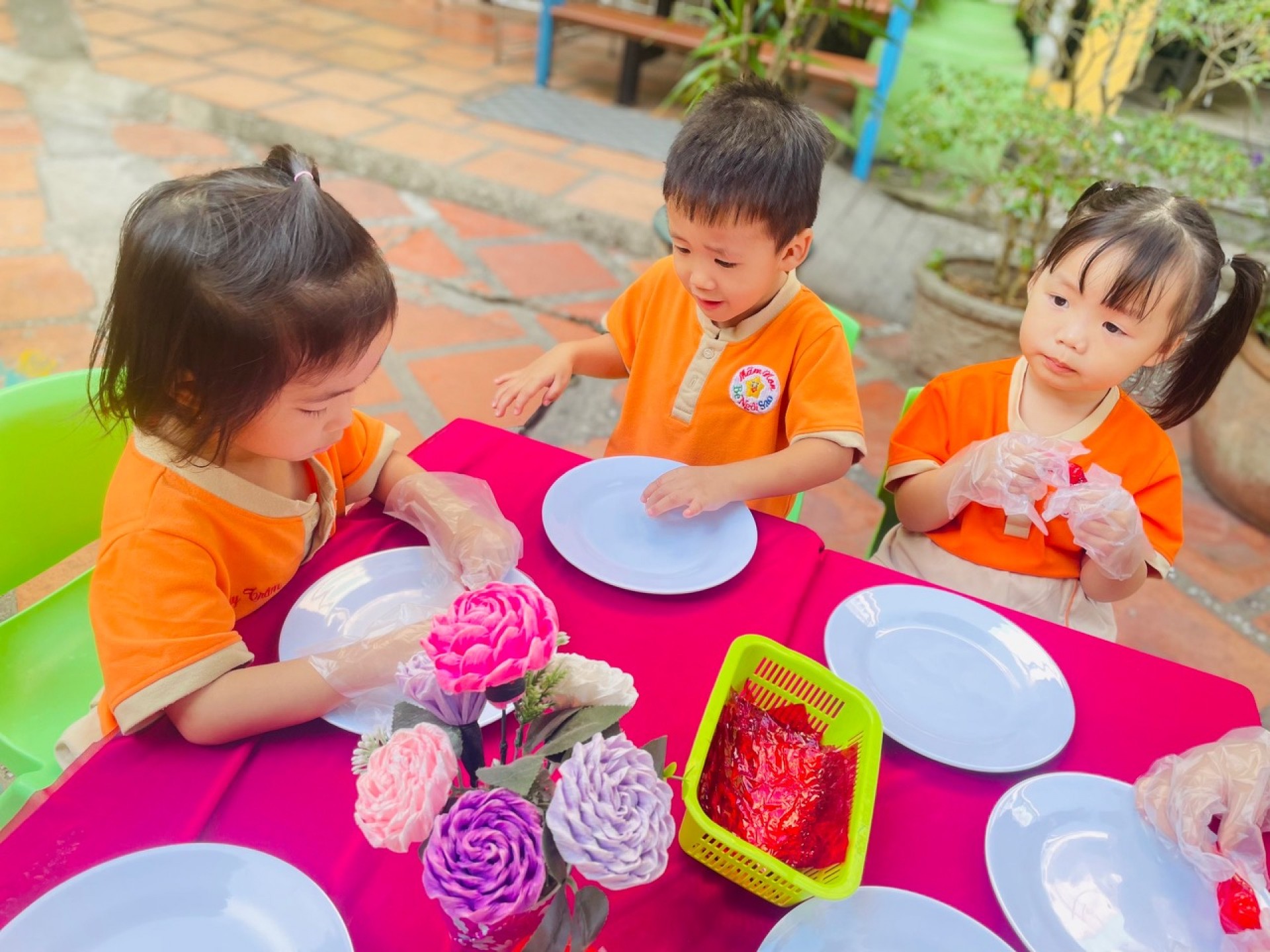 BÉ LÀM BÁNH MỨT NGÀY TẾT 2024