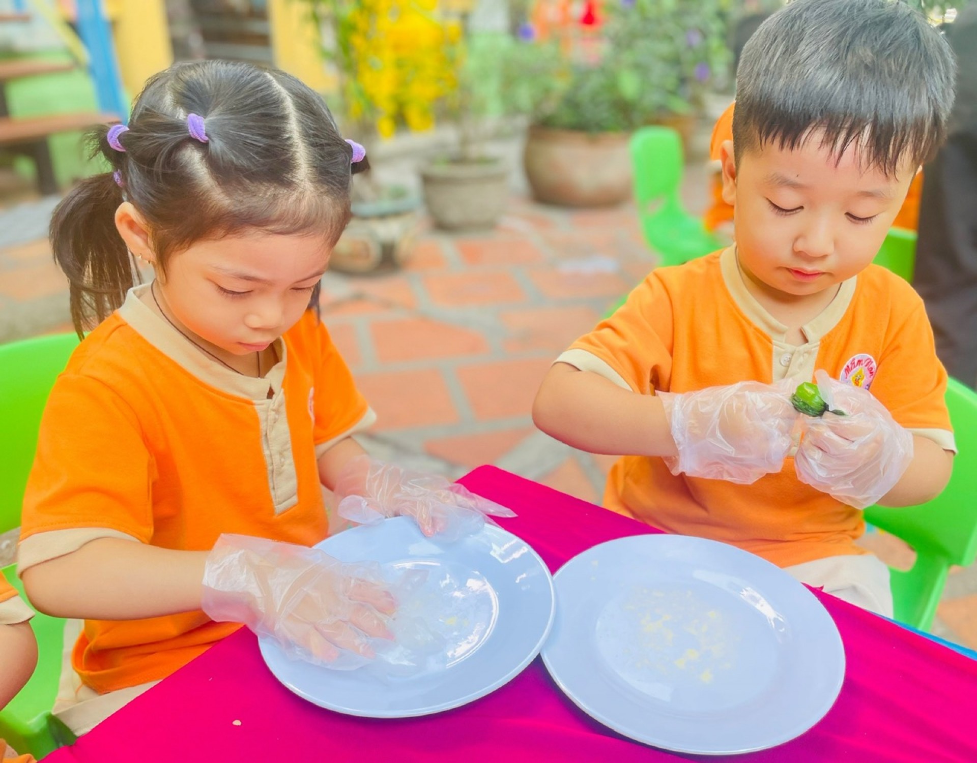 BÉ LÀM BÁNH MỨT NGÀY TẾT 2024