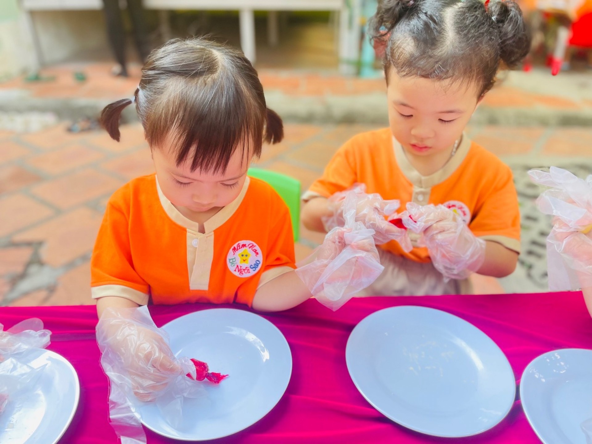 BÉ LÀM BÁNH MỨT NGÀY TẾT 2024