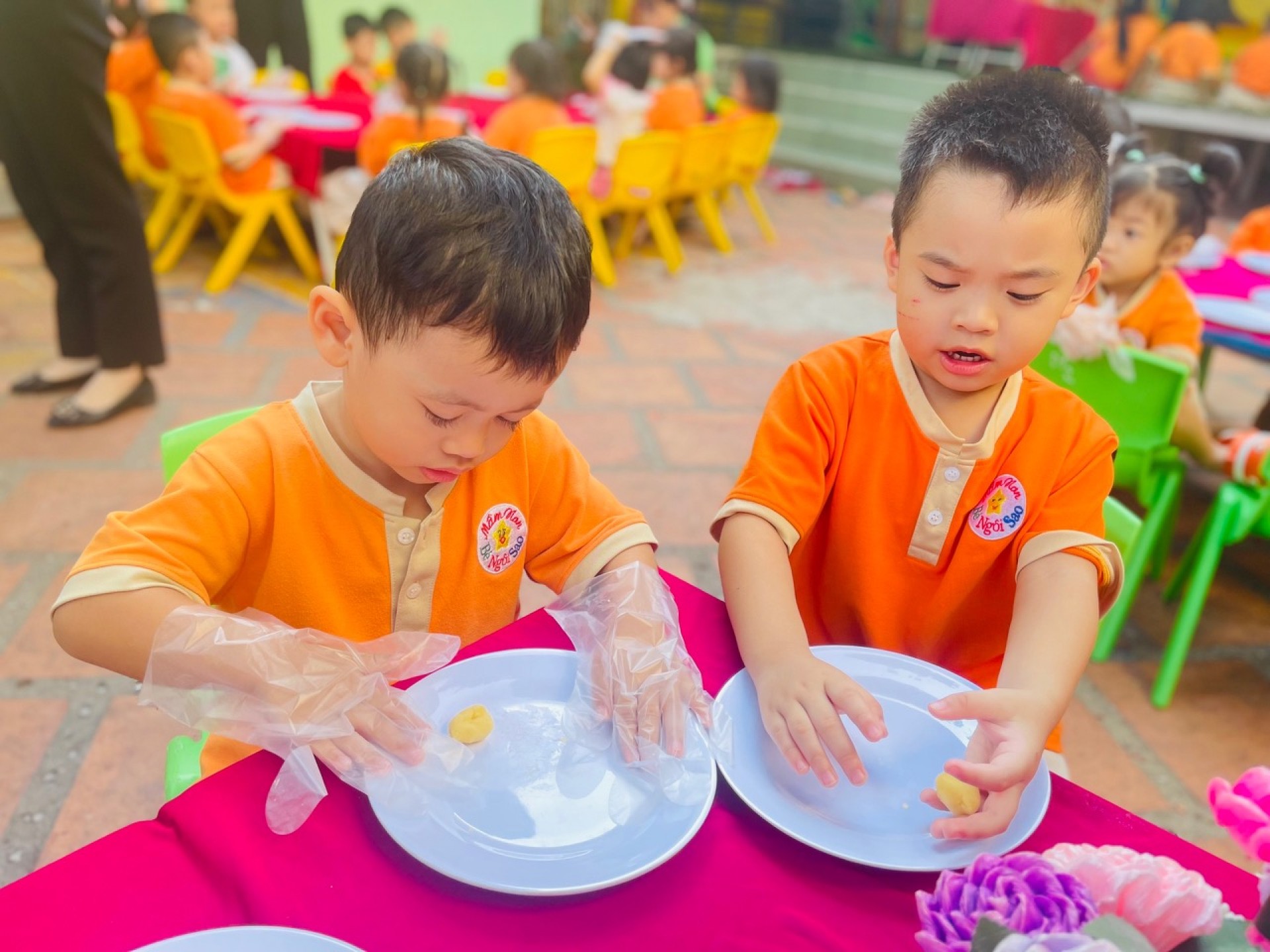 BÉ LÀM BÁNH MỨT NGÀY TẾT 2024