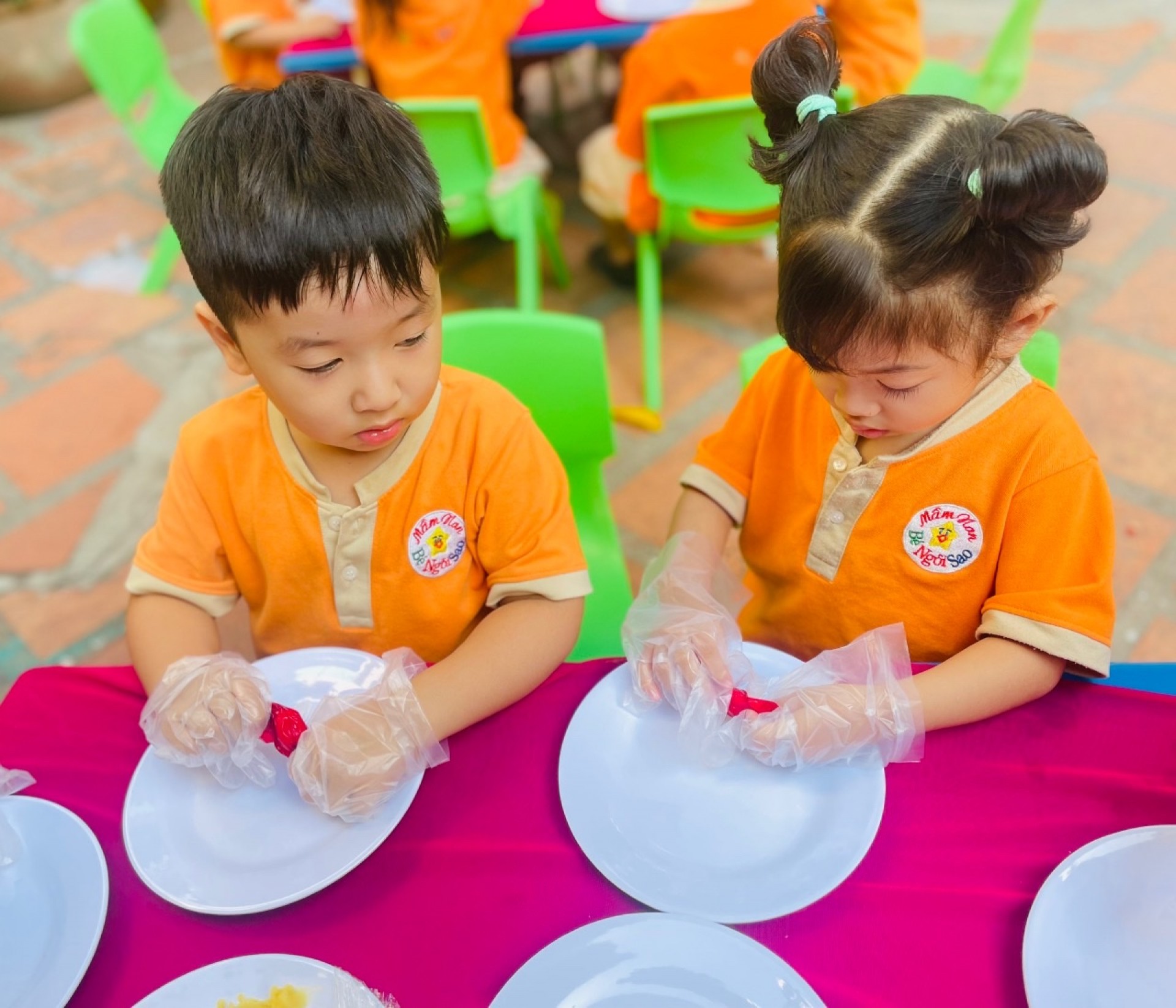 BÉ LÀM BÁNH MỨT NGÀY TẾT 2024