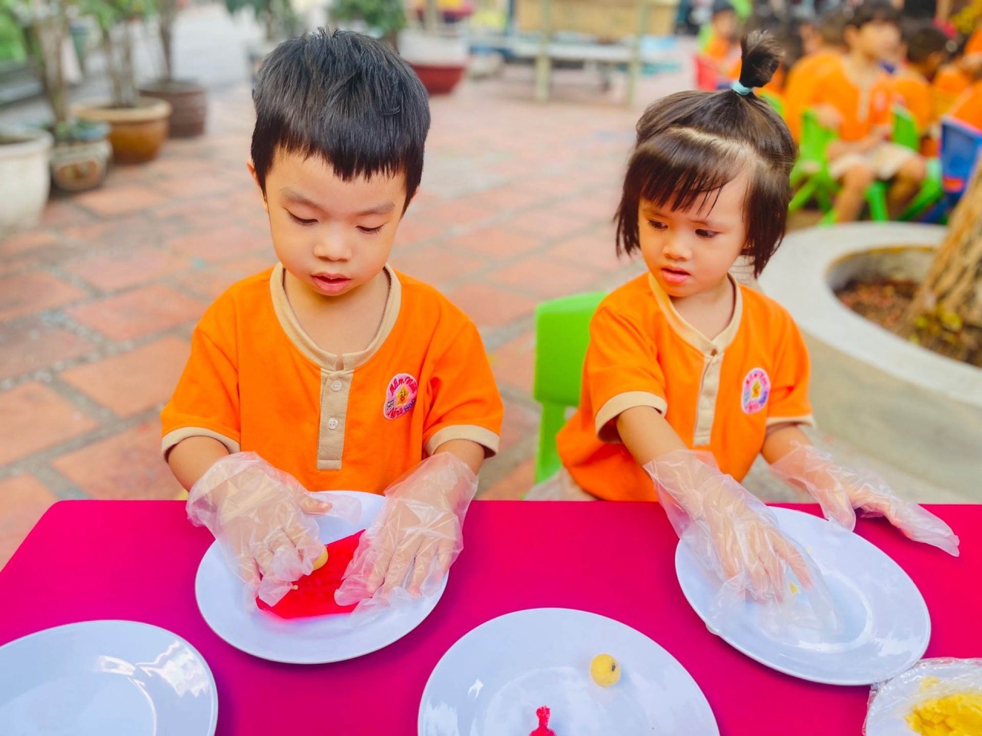 BÉ LÀM BÁNH MỨT NGÀY TẾT 2024