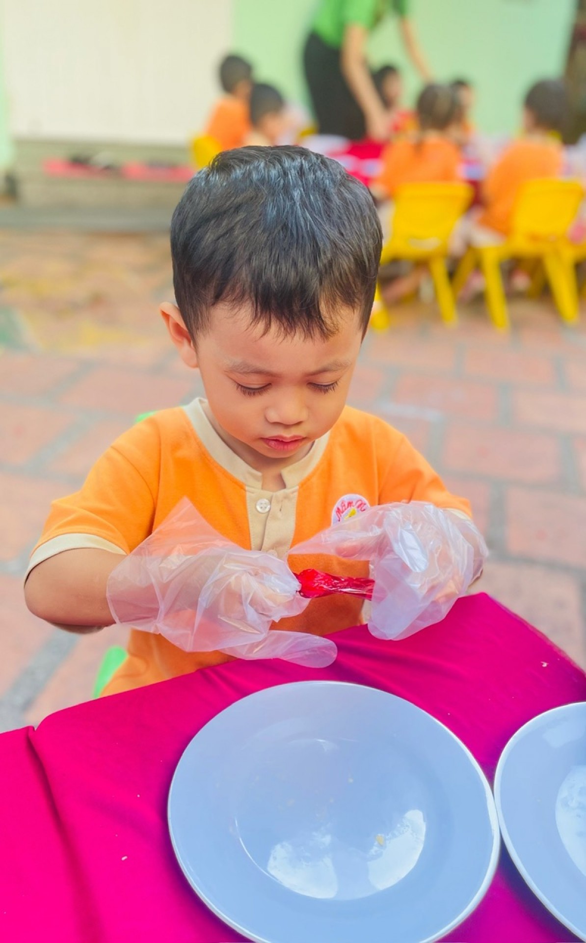 BÉ LÀM BÁNH MỨT NGÀY TẾT 2024