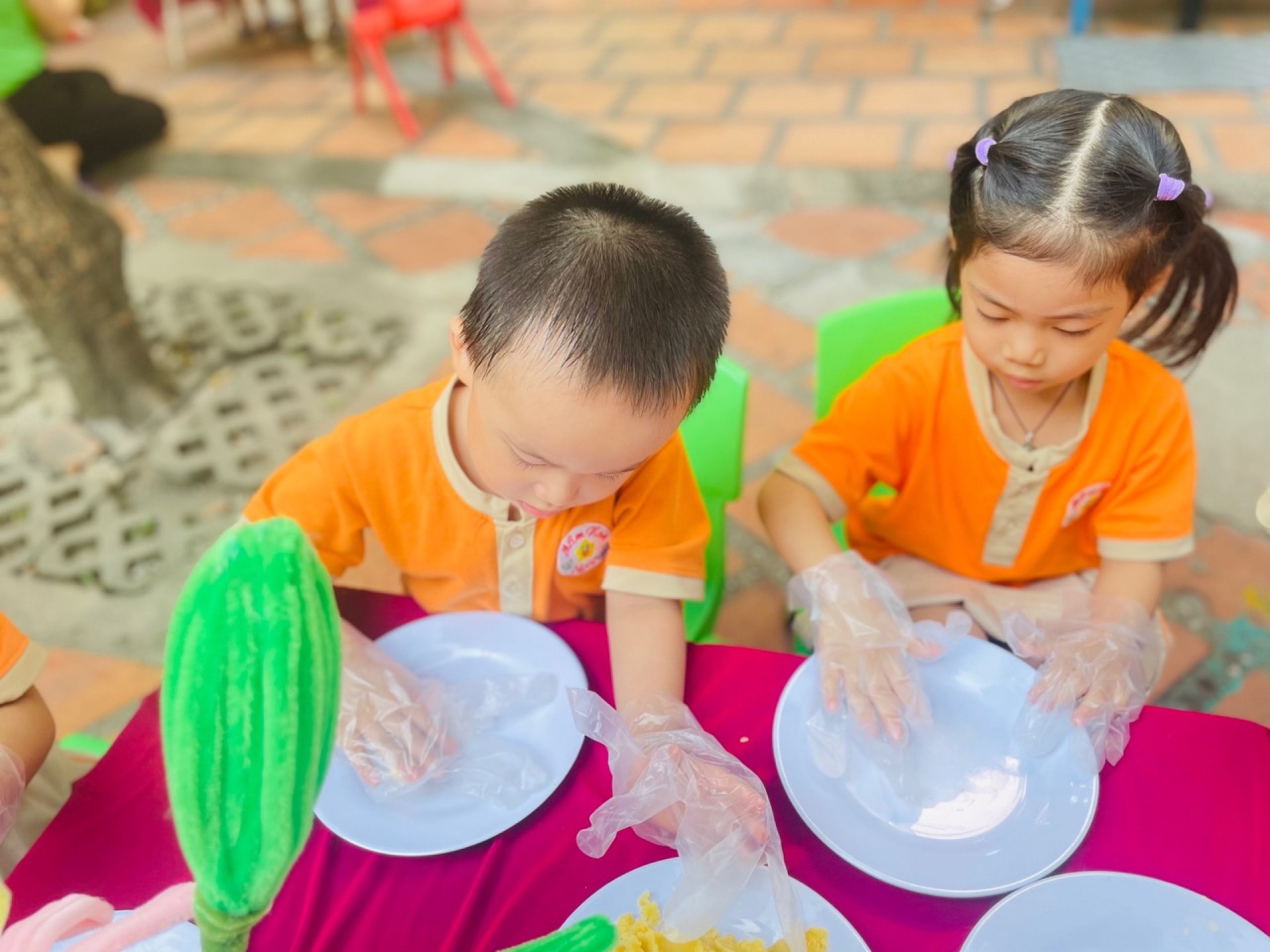 BÉ LÀM BÁNH MỨT NGÀY TẾT 2024