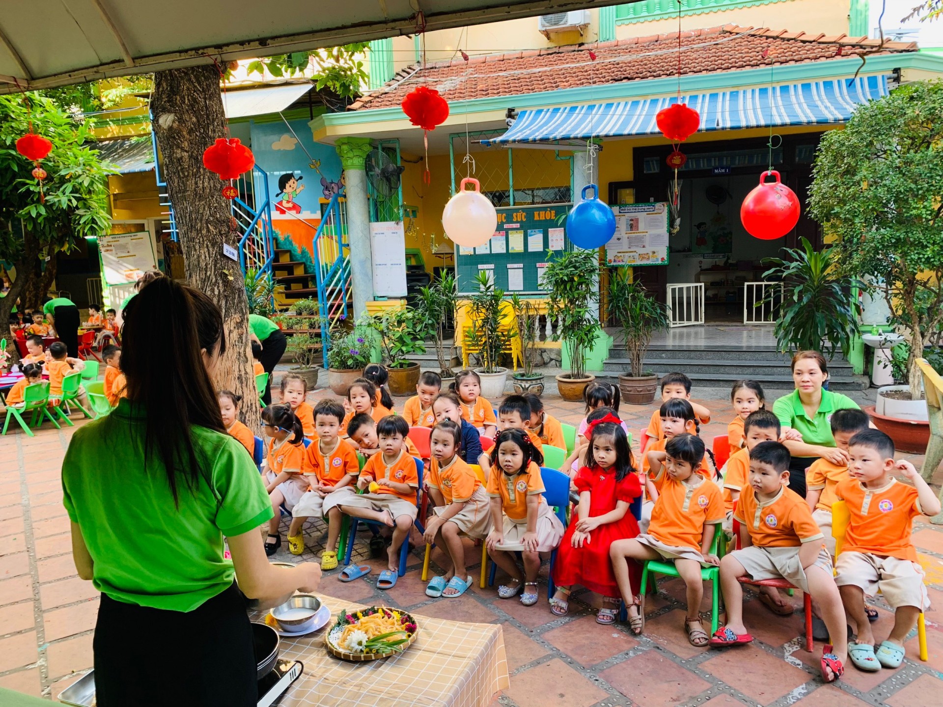 BÉ LÀM BÁNH MỨT NGÀY TẾT 2024