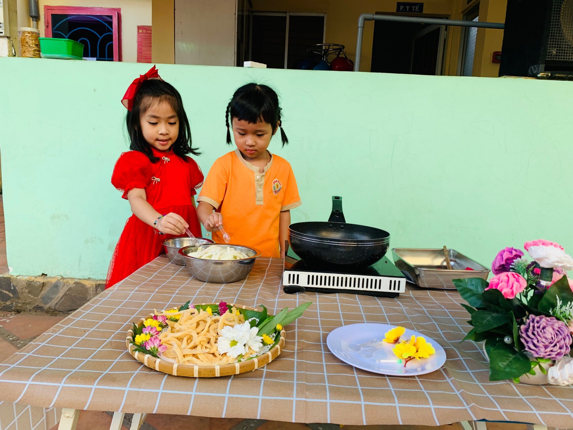 BÉ LÀM BÁNH MỨT NGÀY TẾT 2024