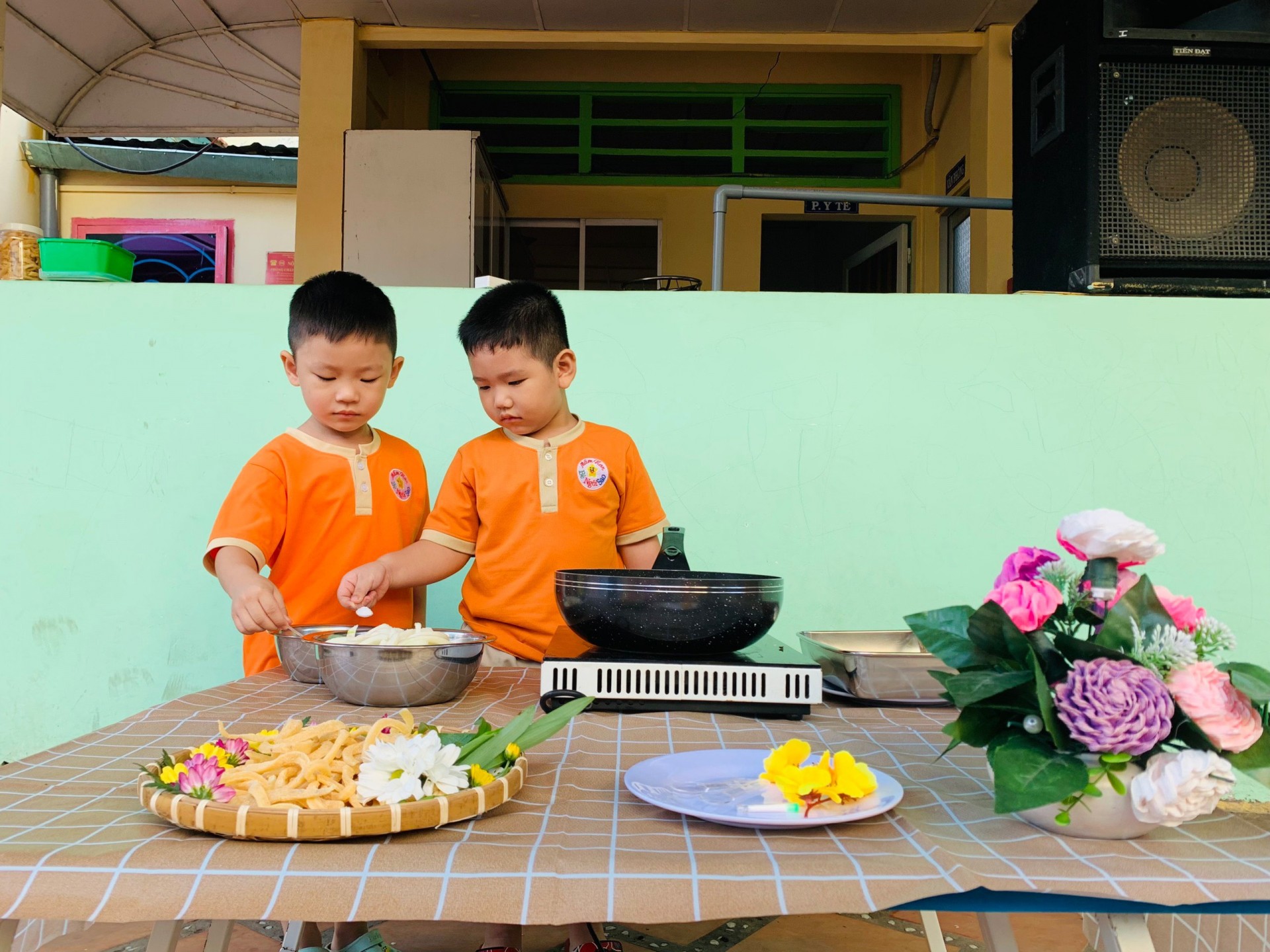 BÉ LÀM BÁNH MỨT NGÀY TẾT 2024