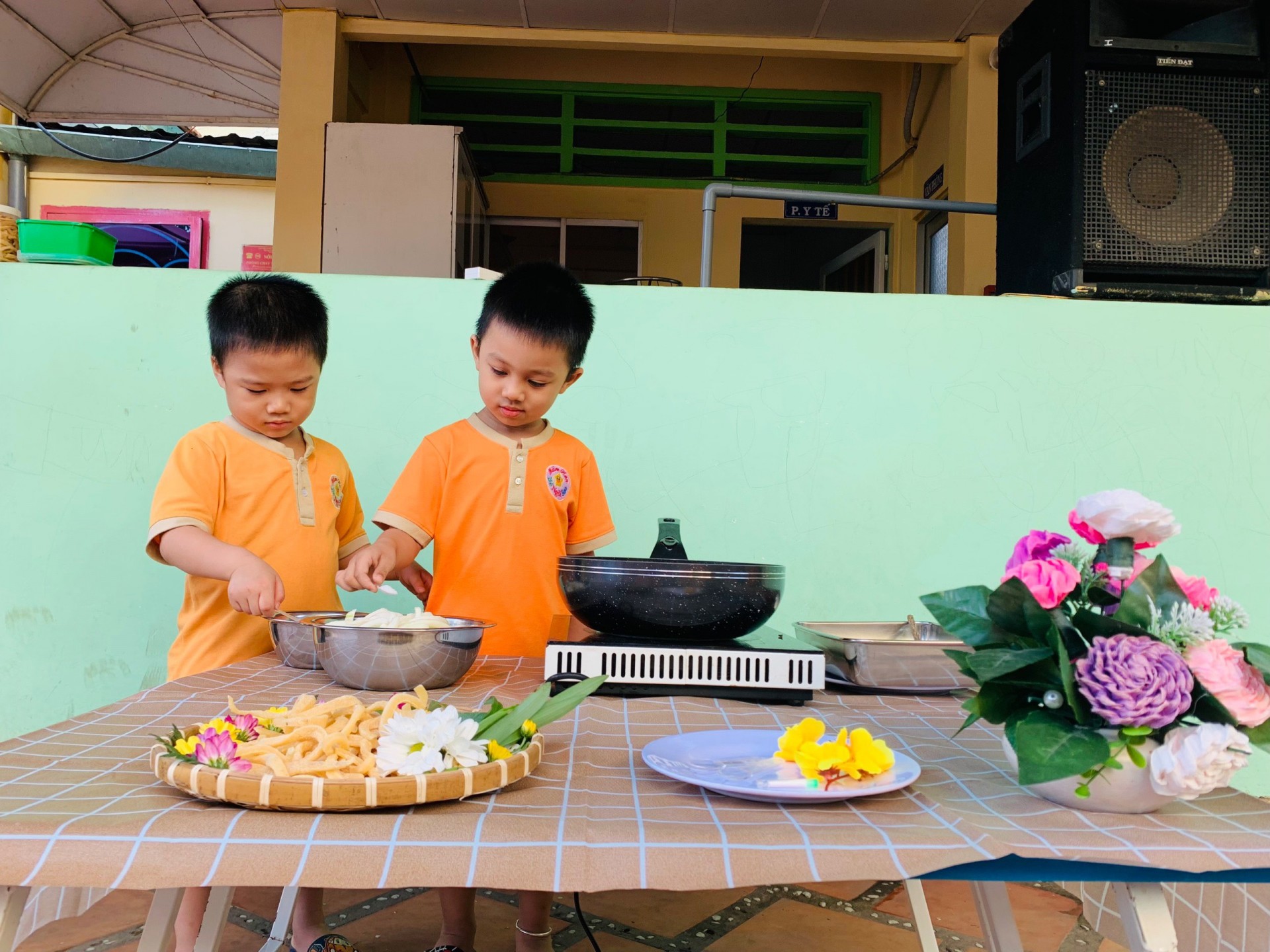 BÉ LÀM BÁNH MỨT NGÀY TẾT 2024