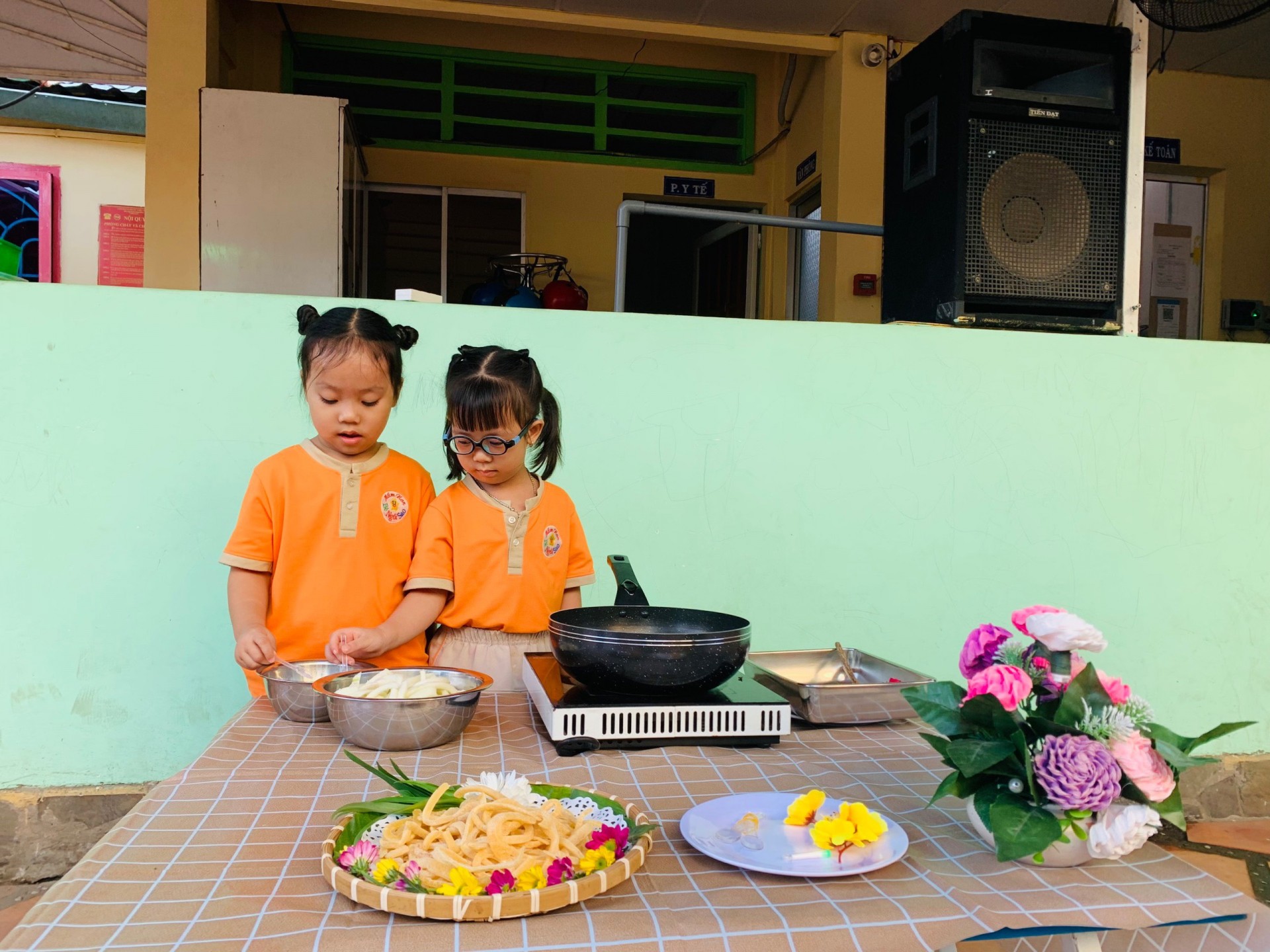 BÉ LÀM BÁNH MỨT NGÀY TẾT 2024