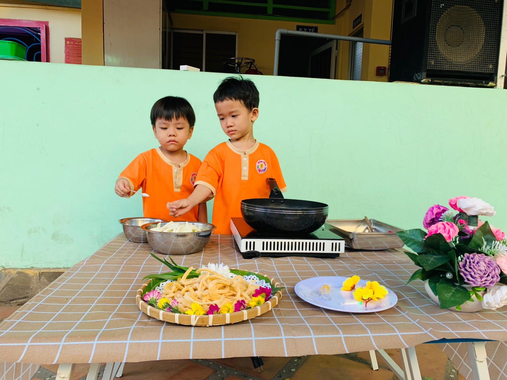 BÉ LÀM BÁNH MỨT NGÀY TẾT 2024