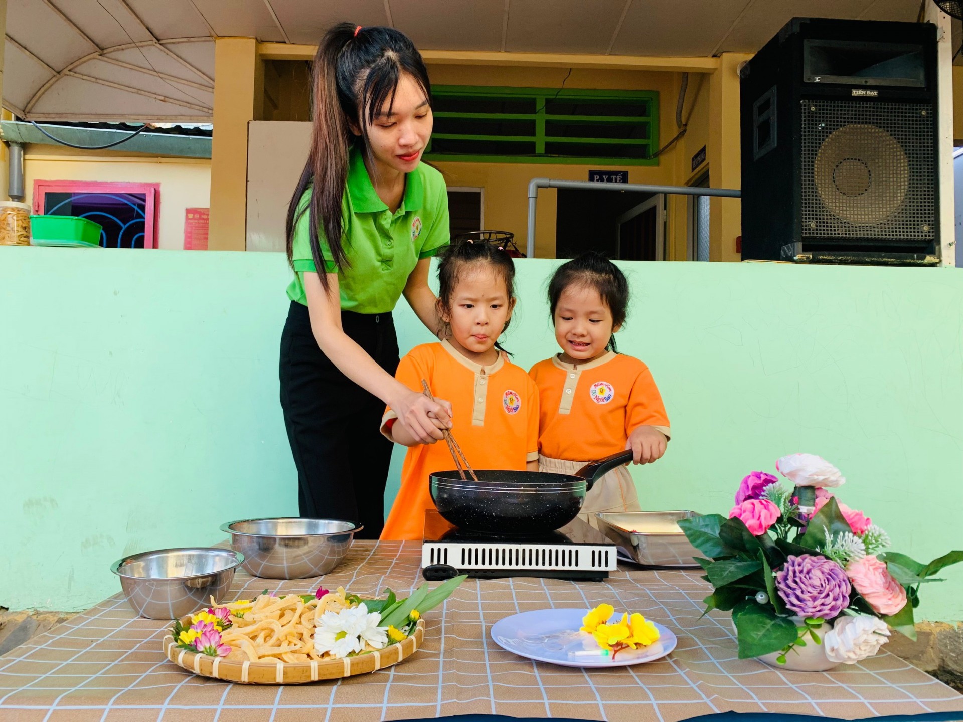 BÉ LÀM BÁNH MỨT NGÀY TẾT 2024