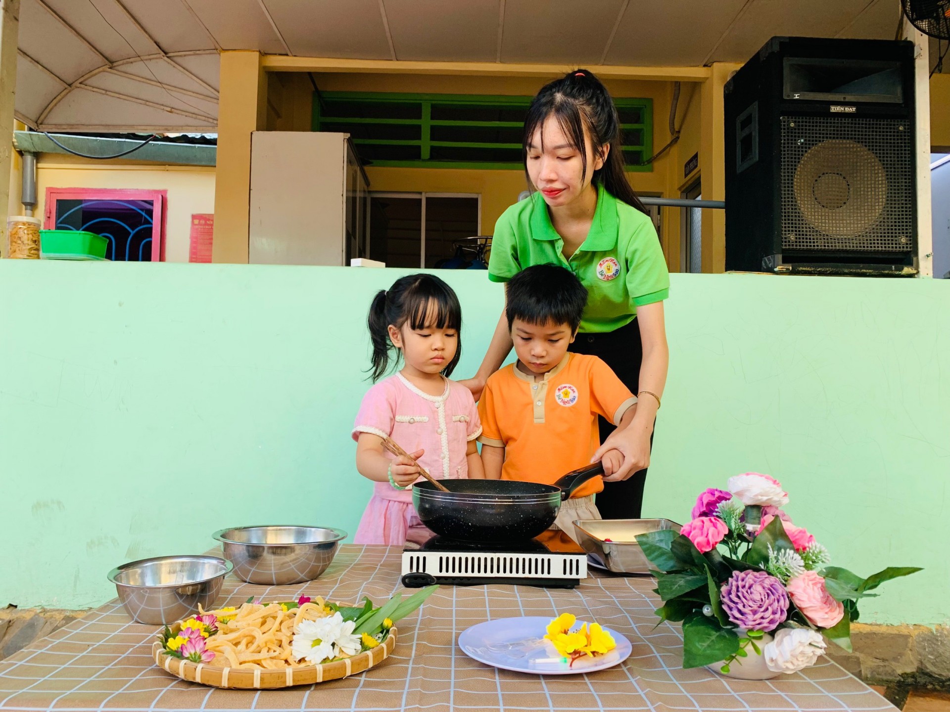 BÉ LÀM BÁNH MỨT NGÀY TẾT 2024