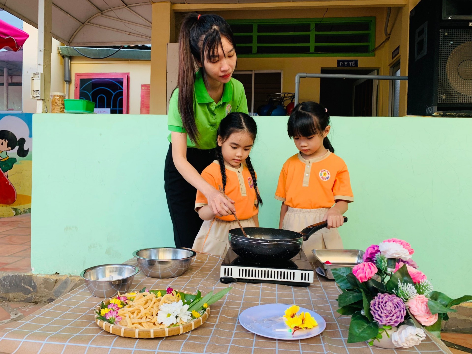 BÉ LÀM BÁNH MỨT NGÀY TẾT 2024