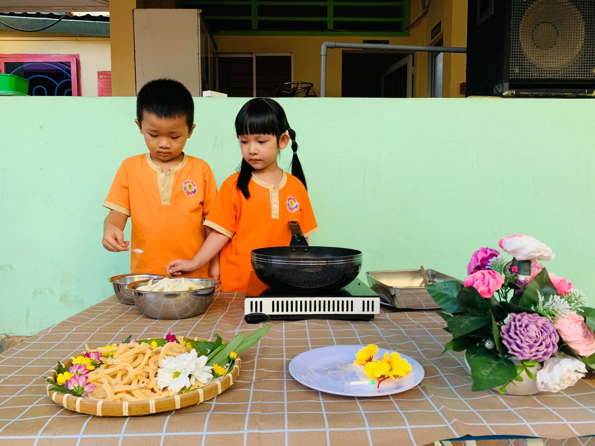 BÉ LÀM BÁNH MỨT NGÀY TẾT 2024